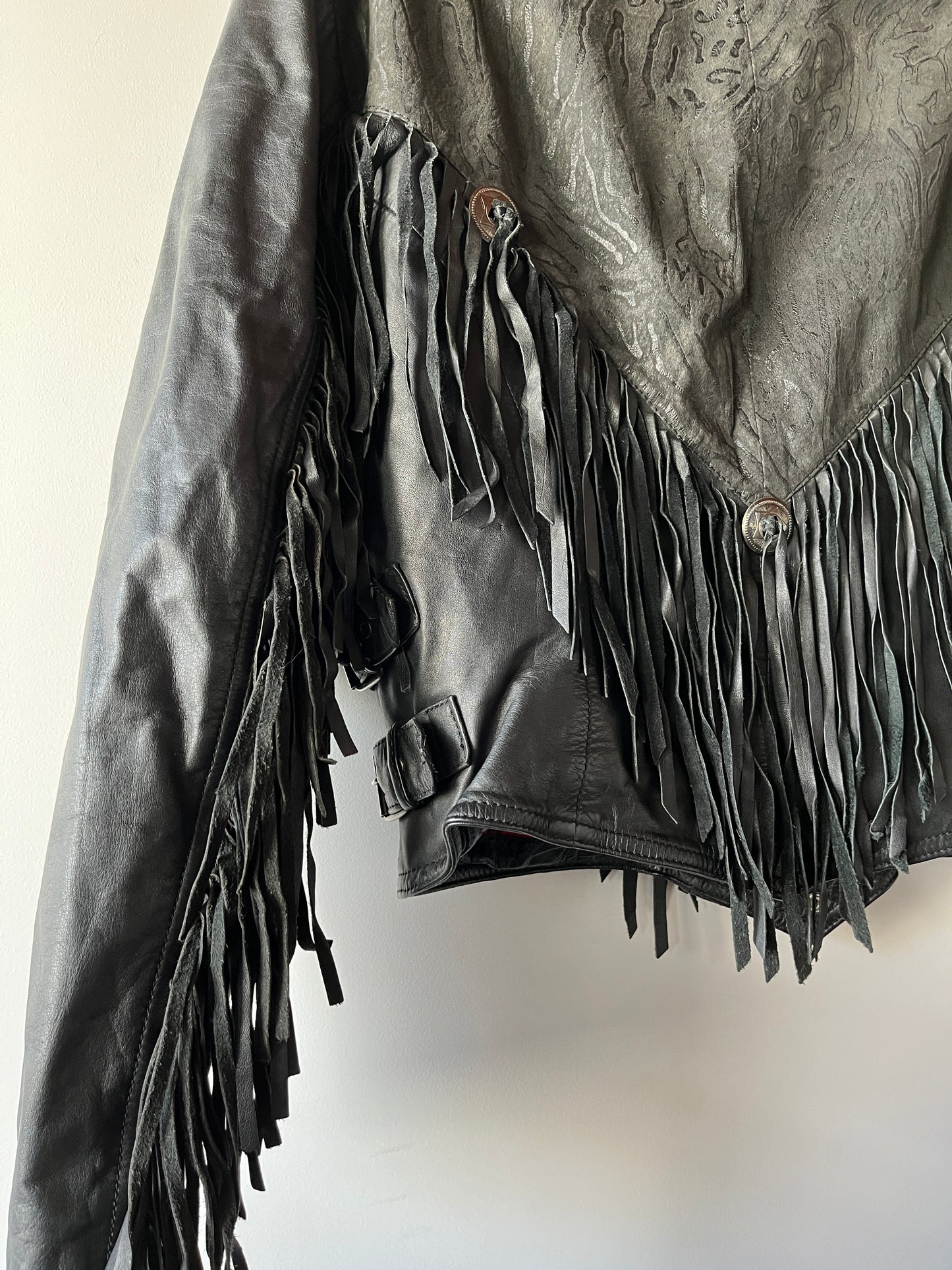 Veste en cuir noire à franges