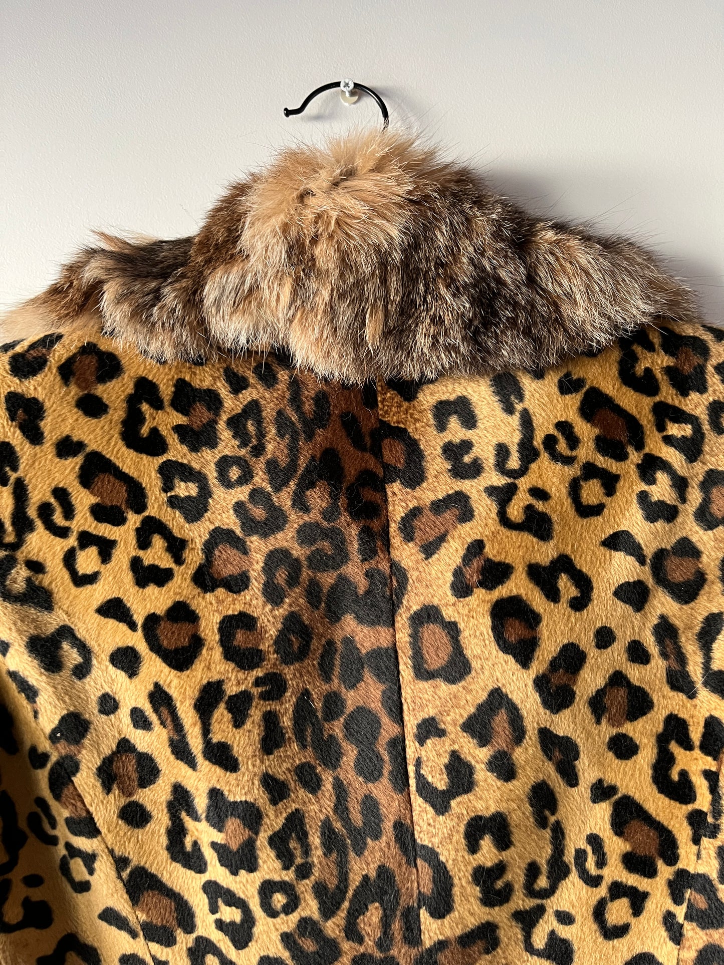 Veste imprimée léopard avec col en fourrure