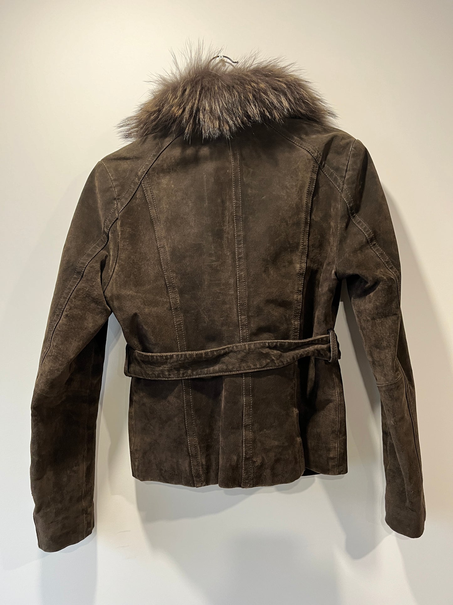 Veste en cuir marron et col en fourrure
