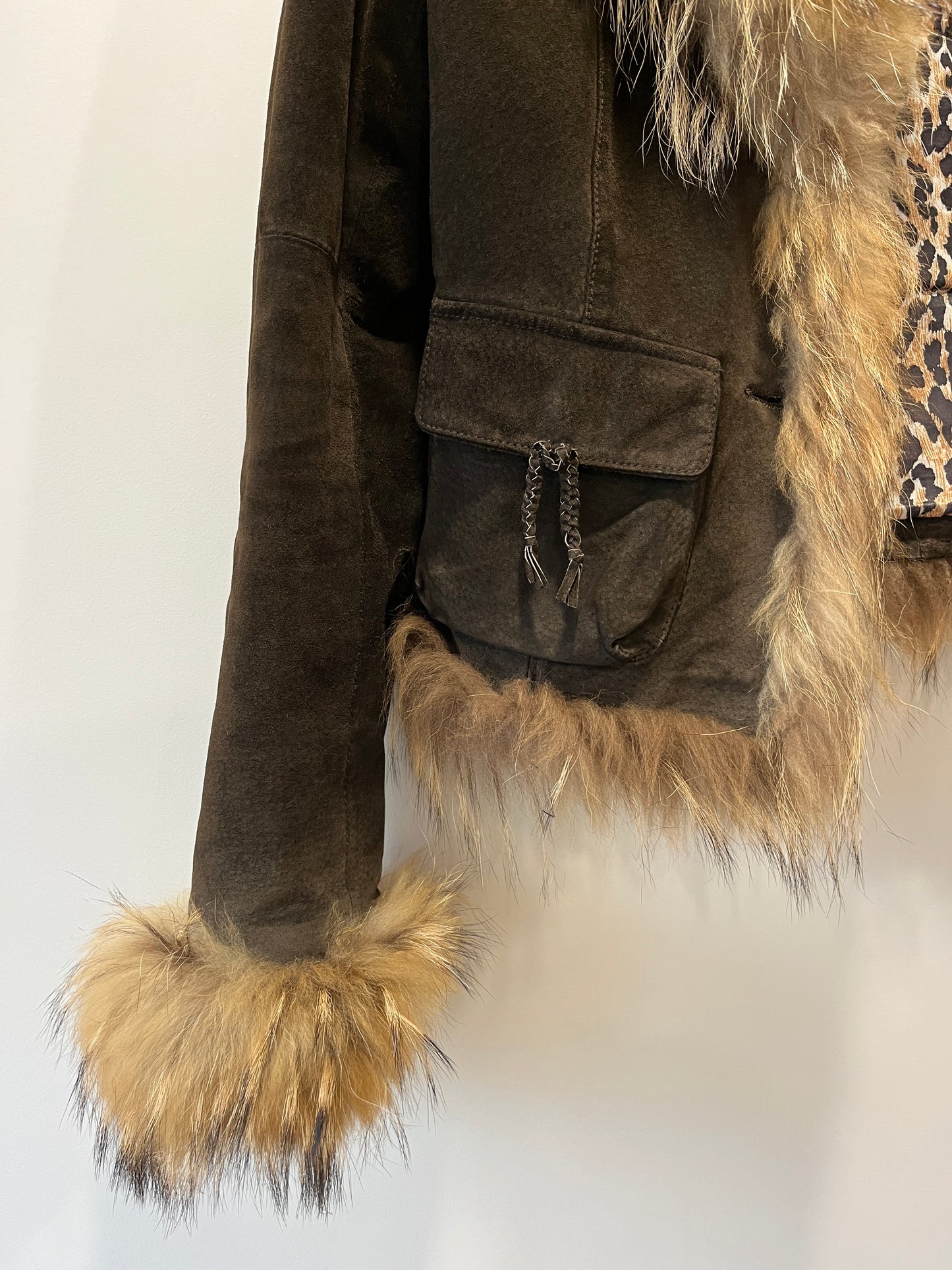 Veste en cuir marron avec bordures en fourrure beige