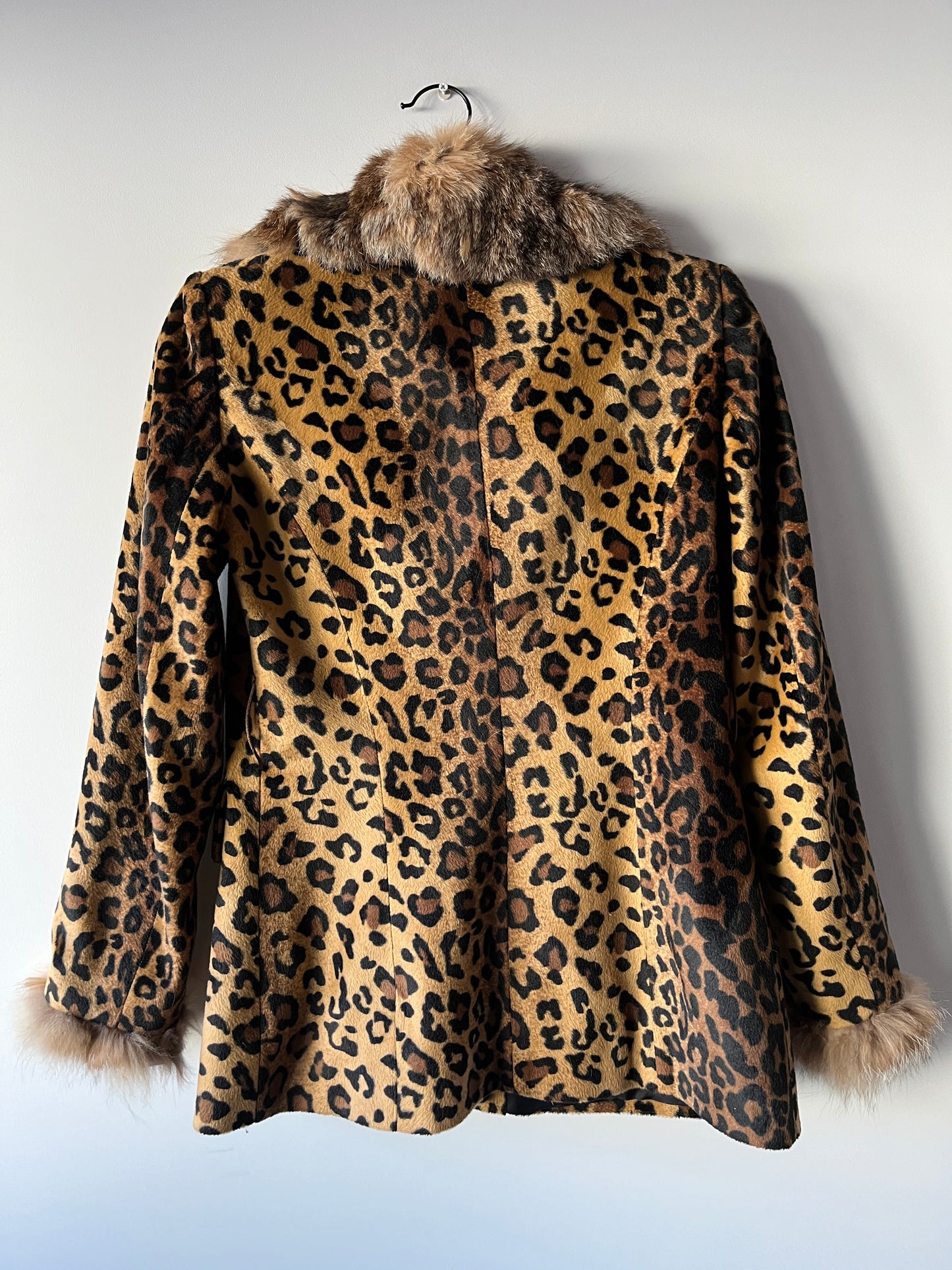 Veste imprimée léopard avec col en fourrure
