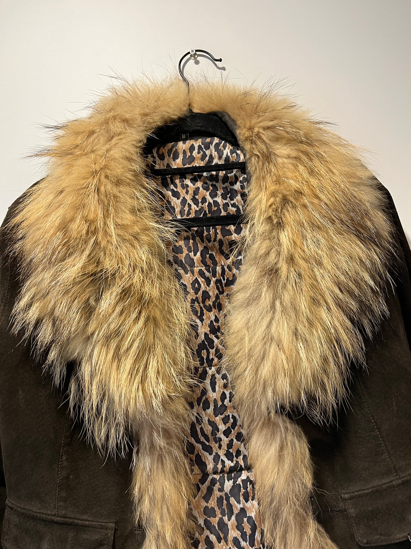 Veste en cuir marron avec bordures en fourrure beige