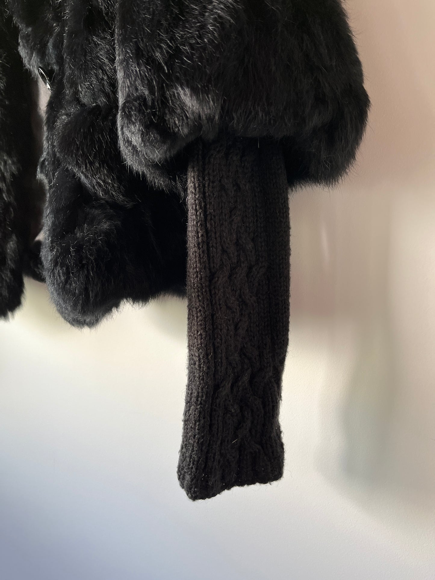 Veste en fourrure noire avec manches cousues
