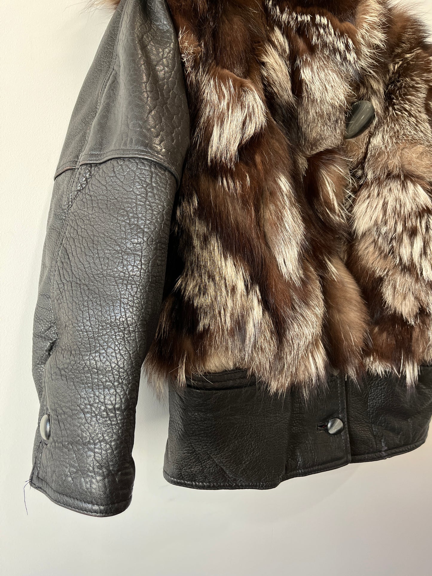 Veste en fourrure et cuir noir
