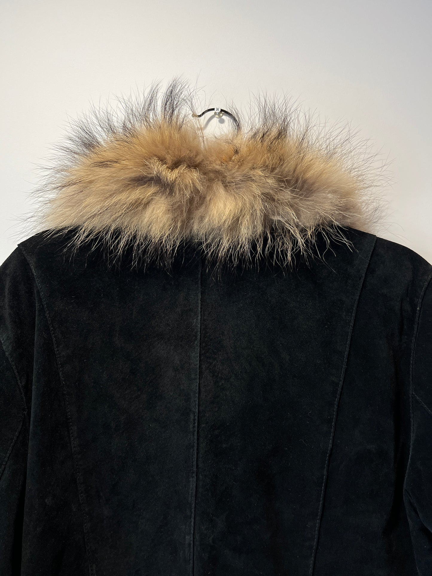 Veste en cuir noir avec bordures en fourrure