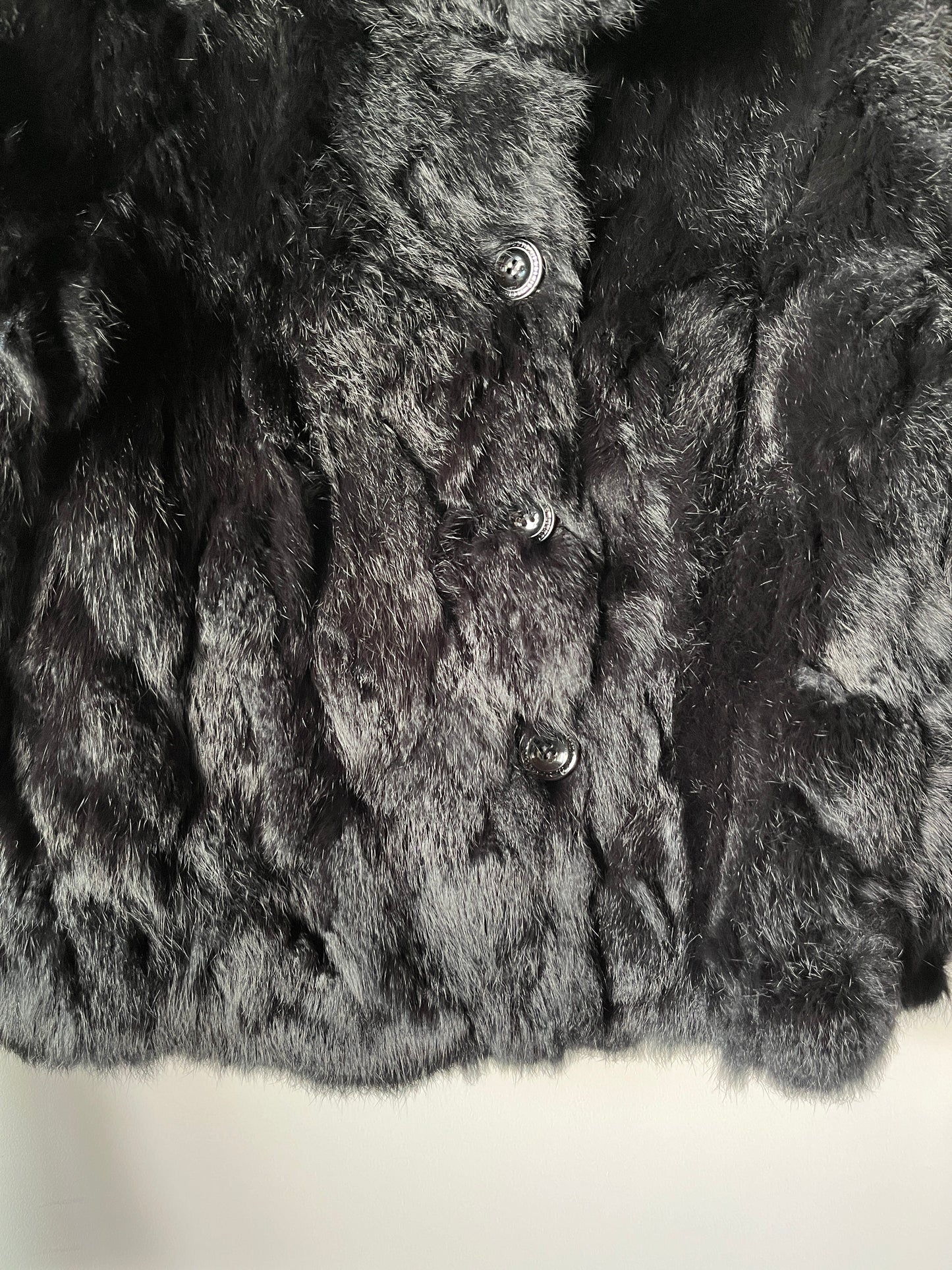 Veste en fourrure noire avec manches cousues