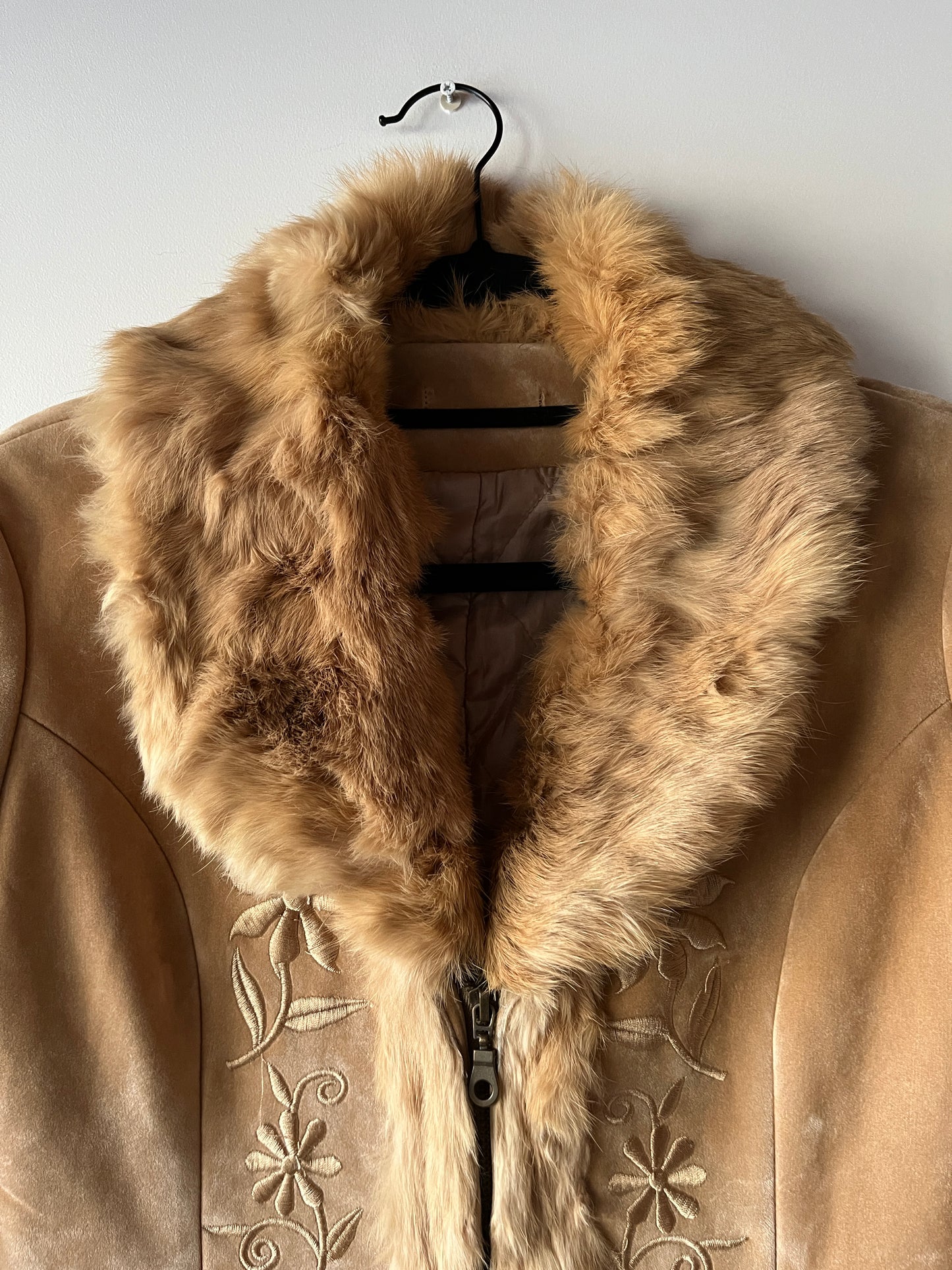 Veste en peau retournée beige et bordures en fourrure