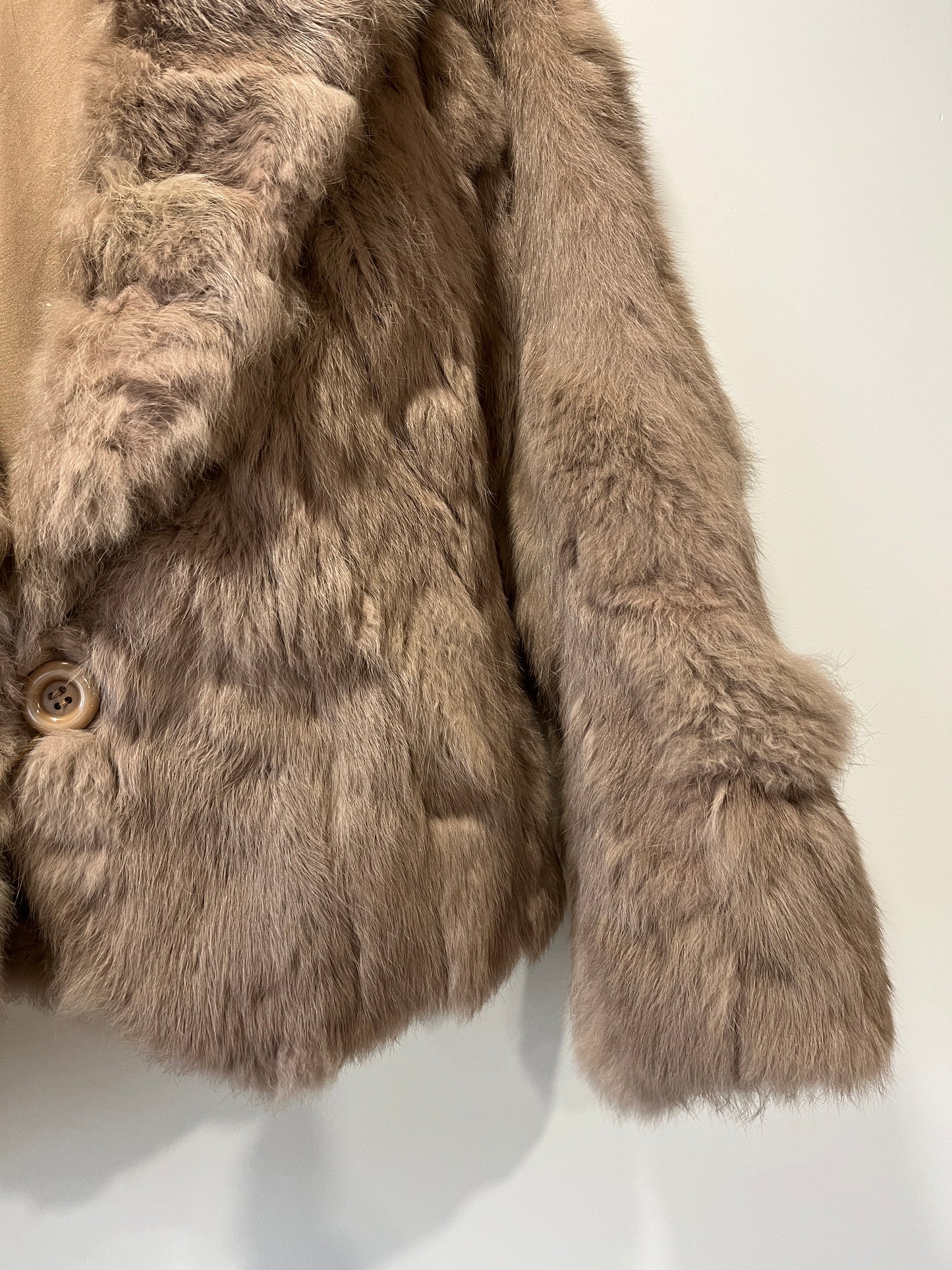 Veste courte en fourrure taupe