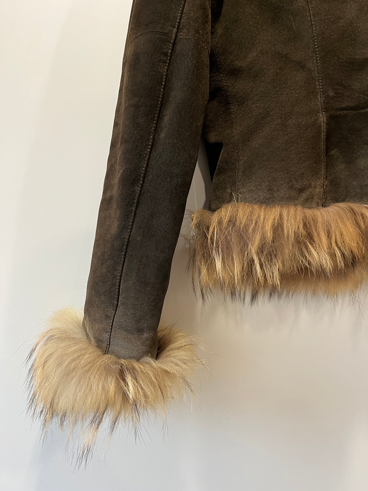 Veste en cuir marron avec bordures en fourrure beige