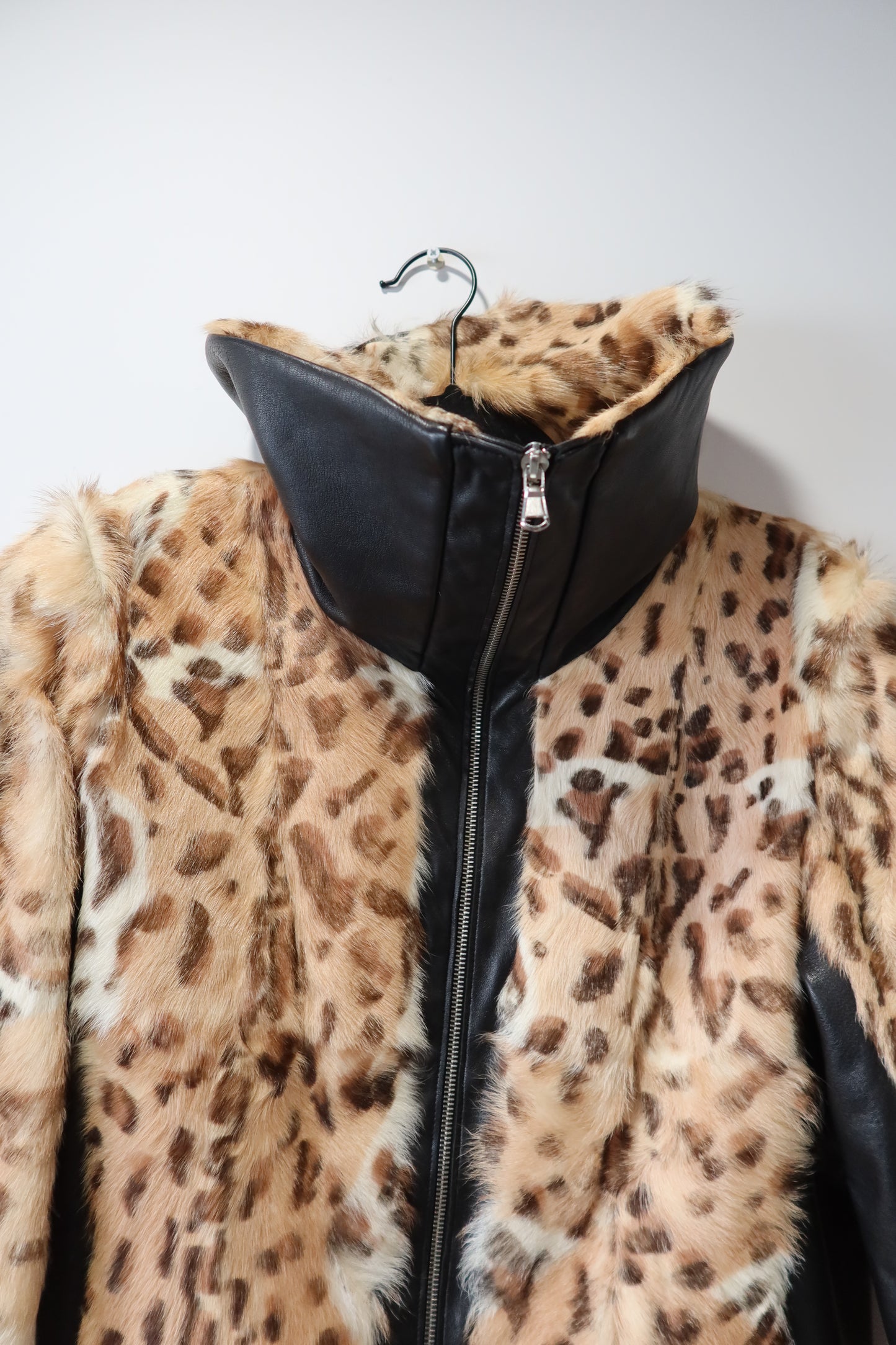 Veste en cuir et fourrure imprimée léopard