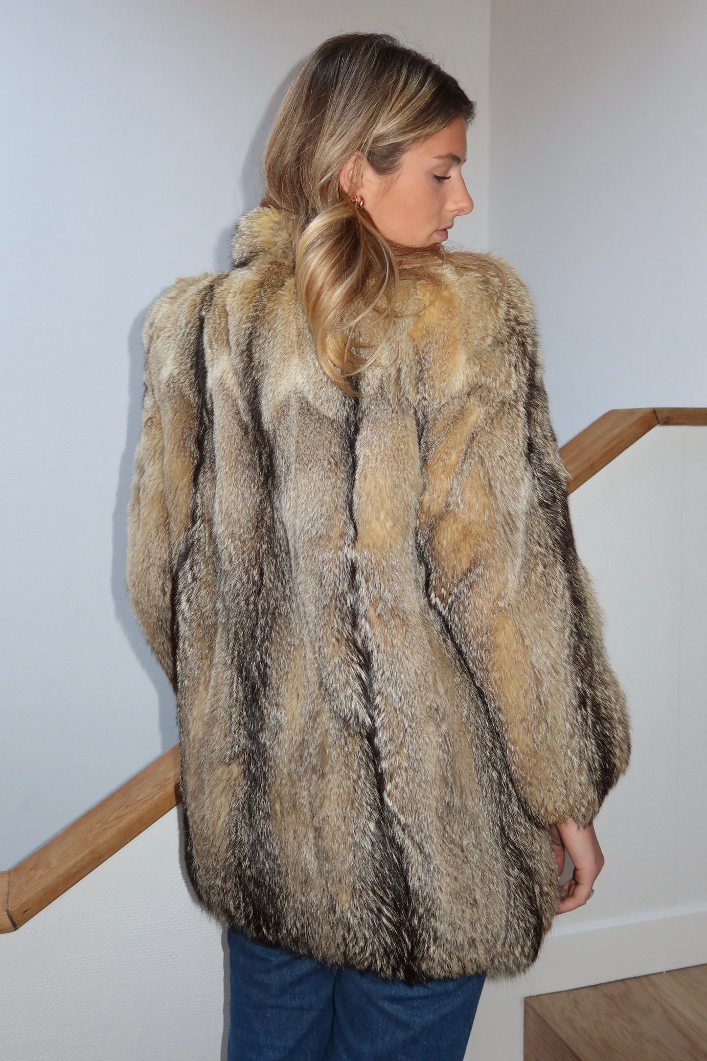 Manteau en fourrure grise, fauve et beige