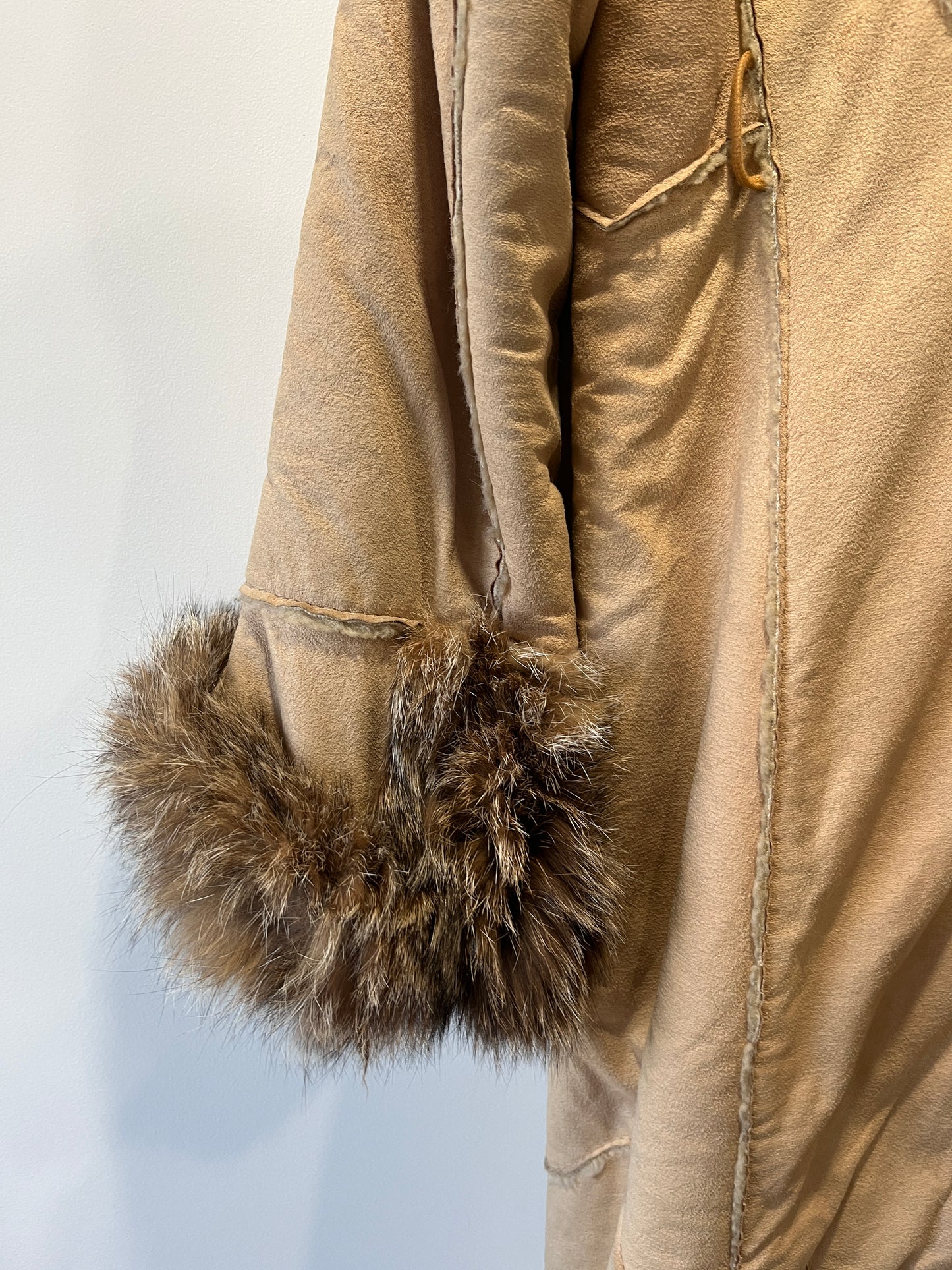 Manteau long beige avec bordures en fourrure