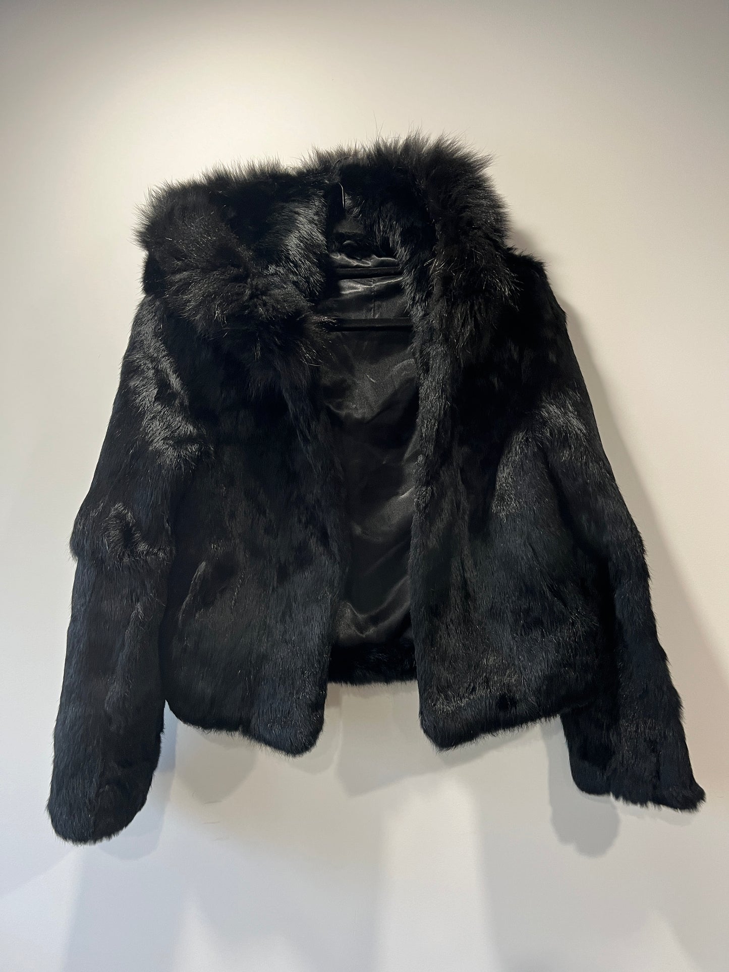 Veste à capuche courte en fourrure noire