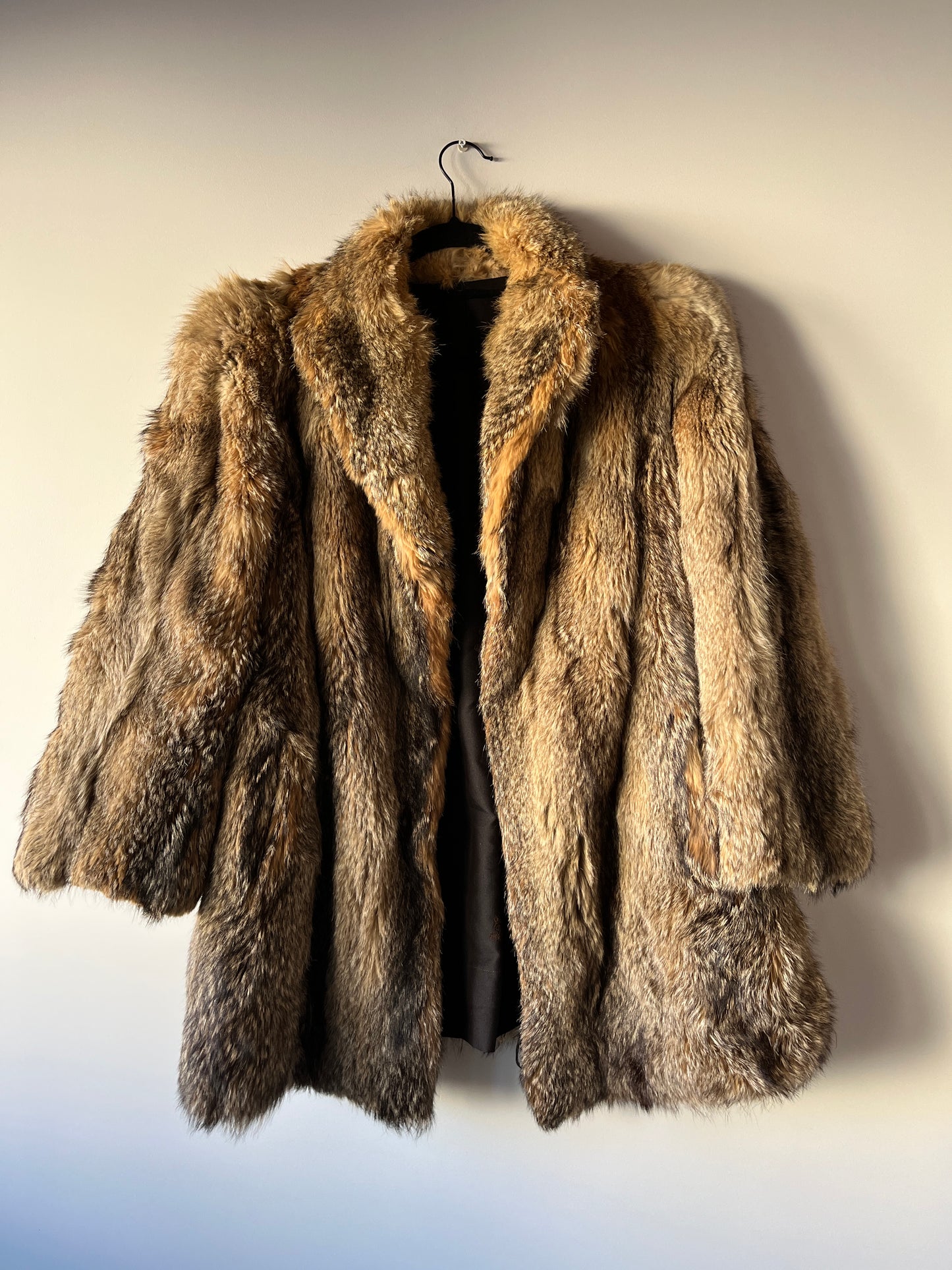 Manteau en fourrure grise, fauve et beige