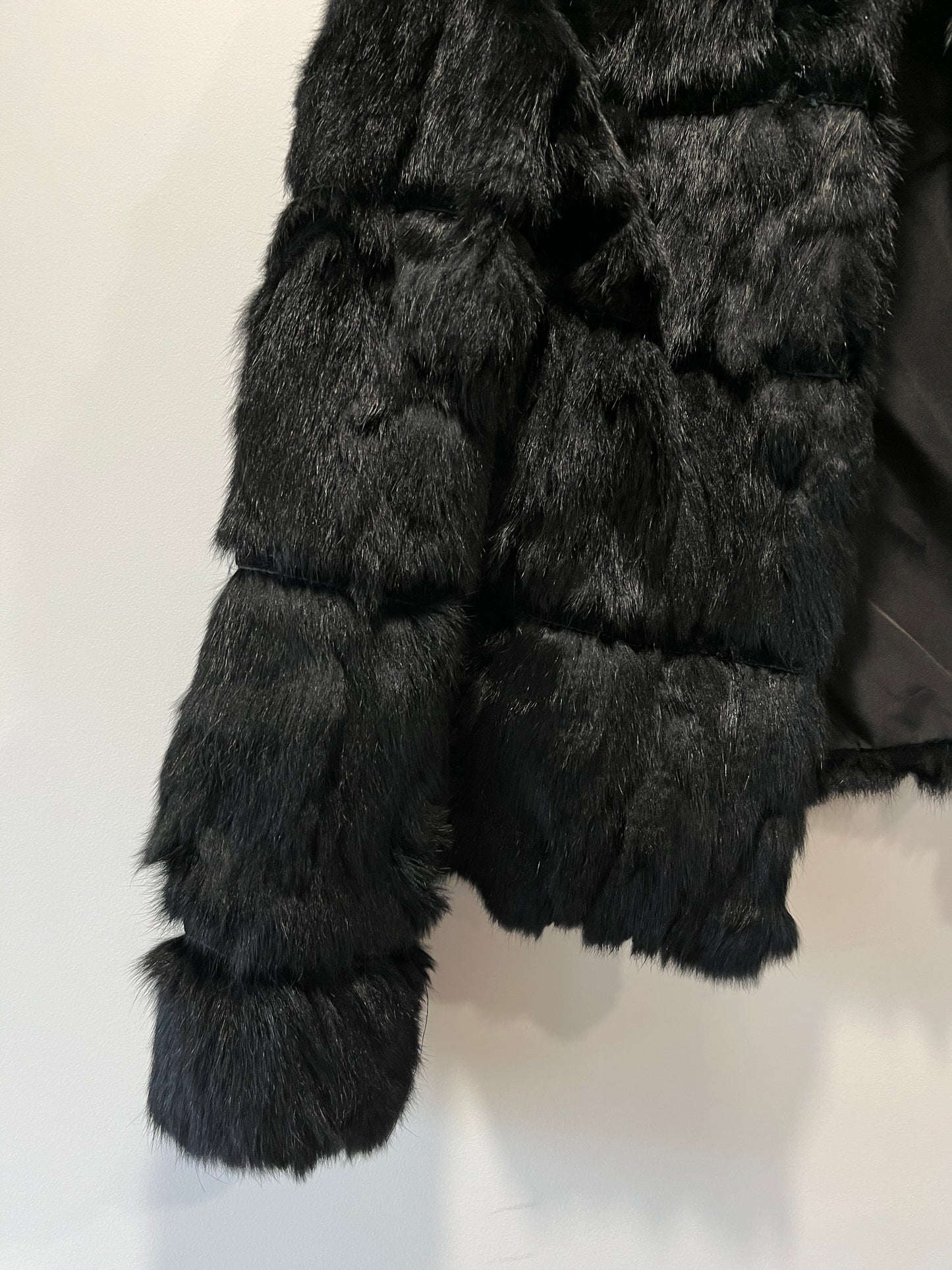 Veste en fourrure noire galonnée