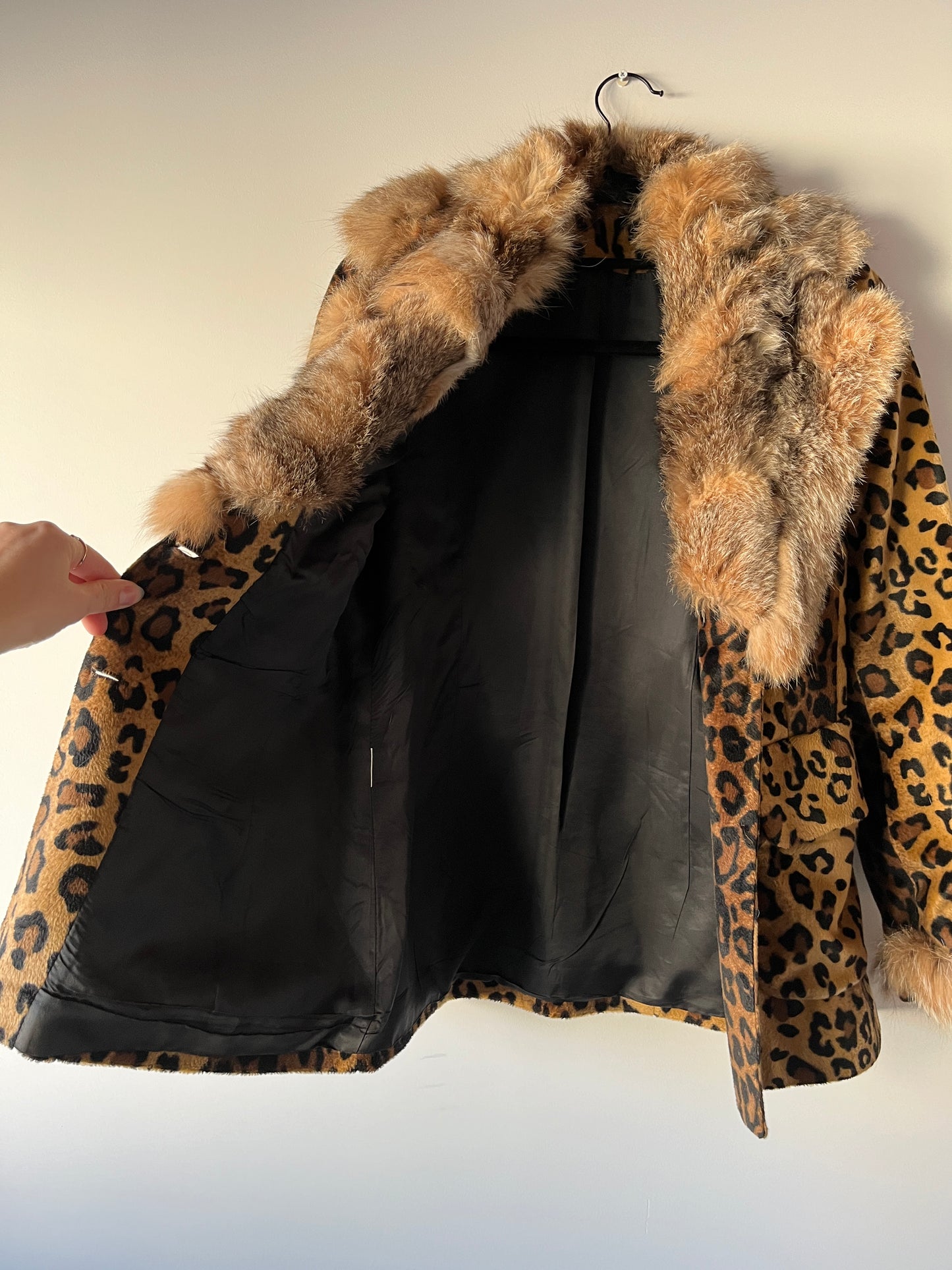 Veste imprimée léopard avec col en fourrure