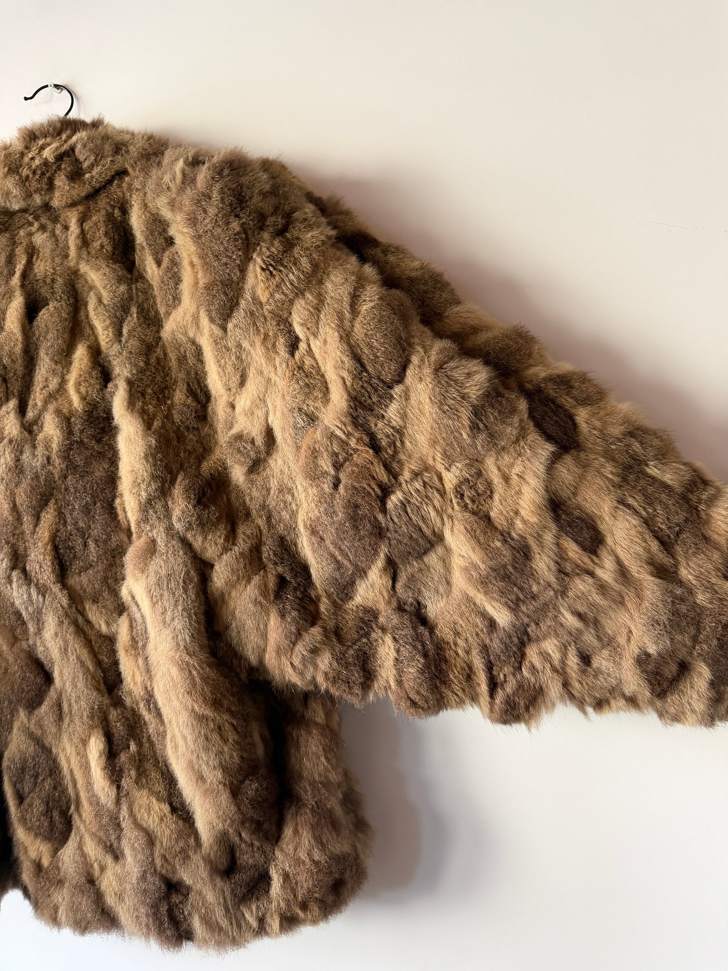 Manteau en fourrure marron manches chauve-souris