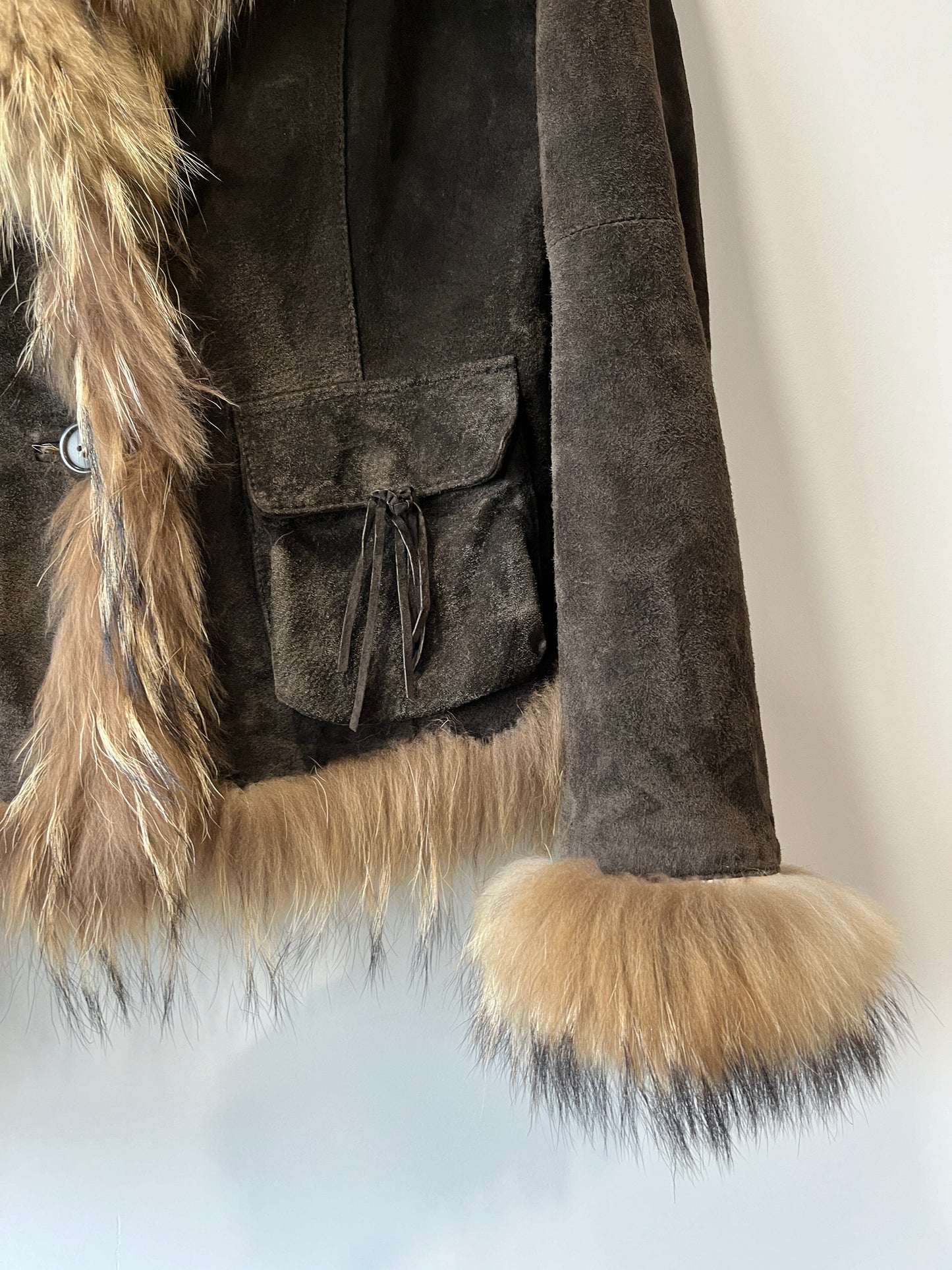 Veste en cuir avec bordures en fourrure