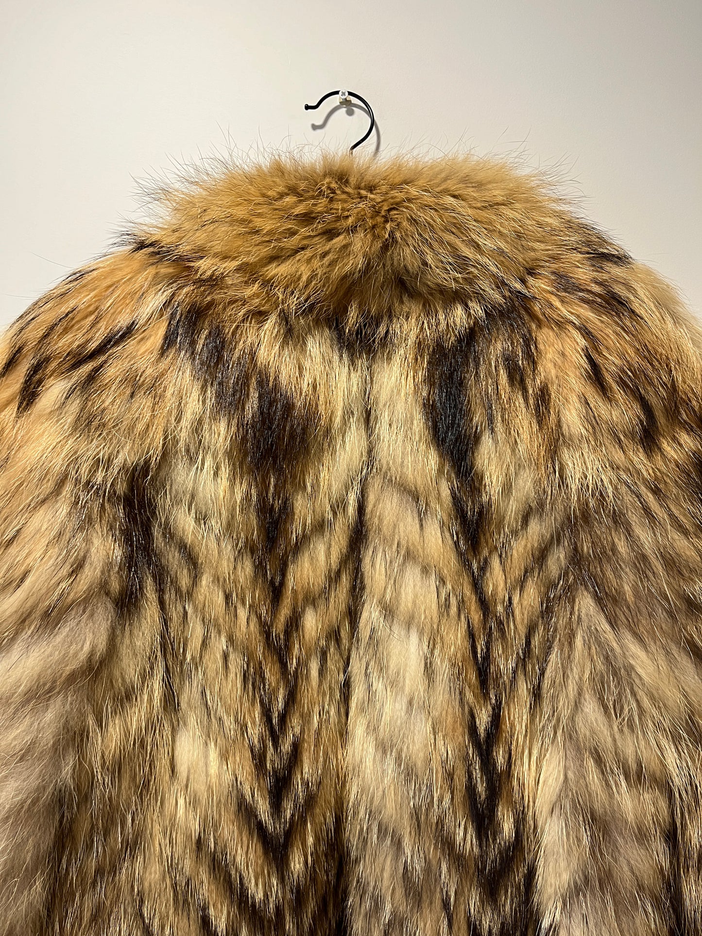 Manteau en fourrure fauve volumineuse