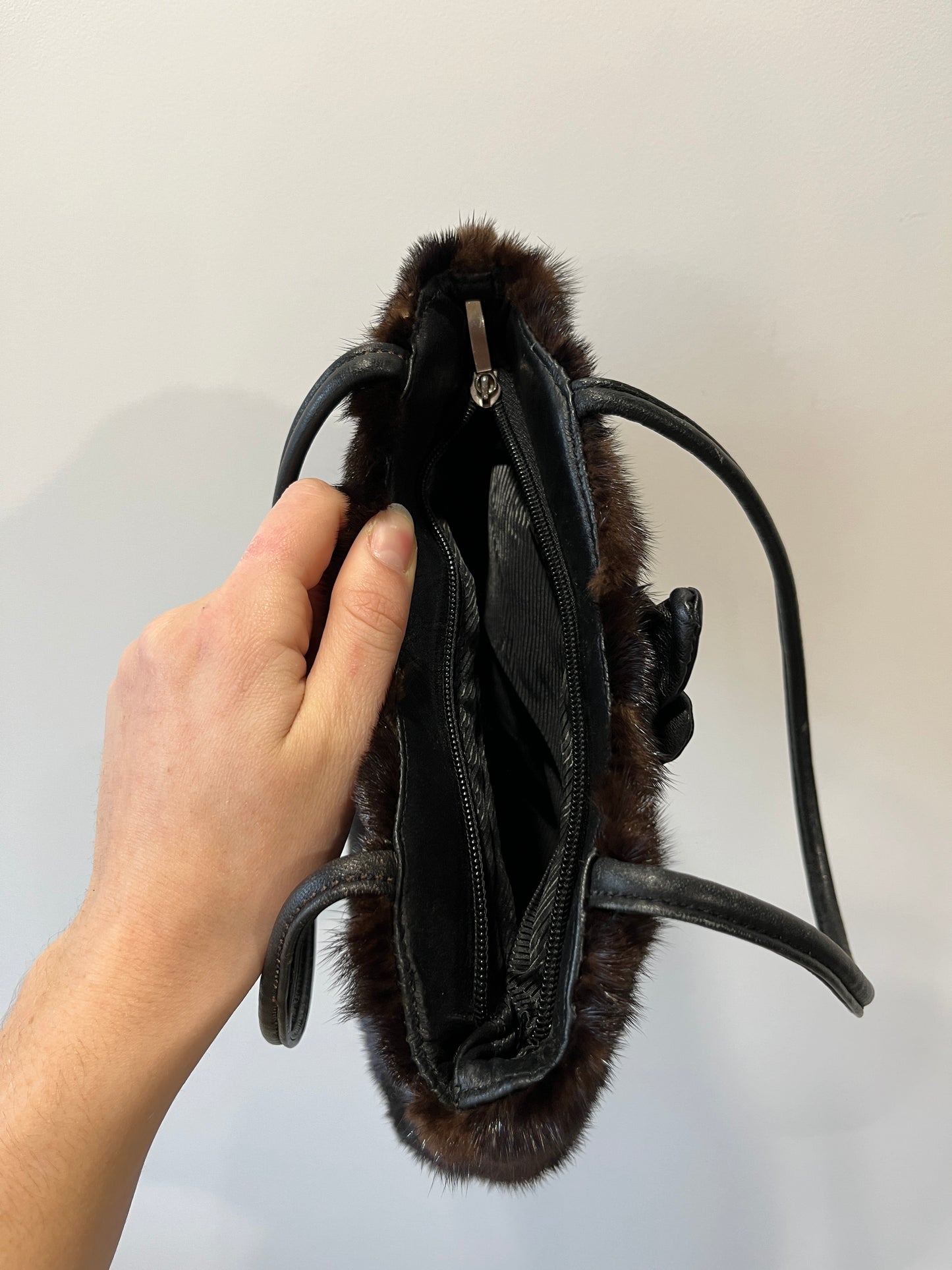 Sac en fourrure marron et fleur en cuir