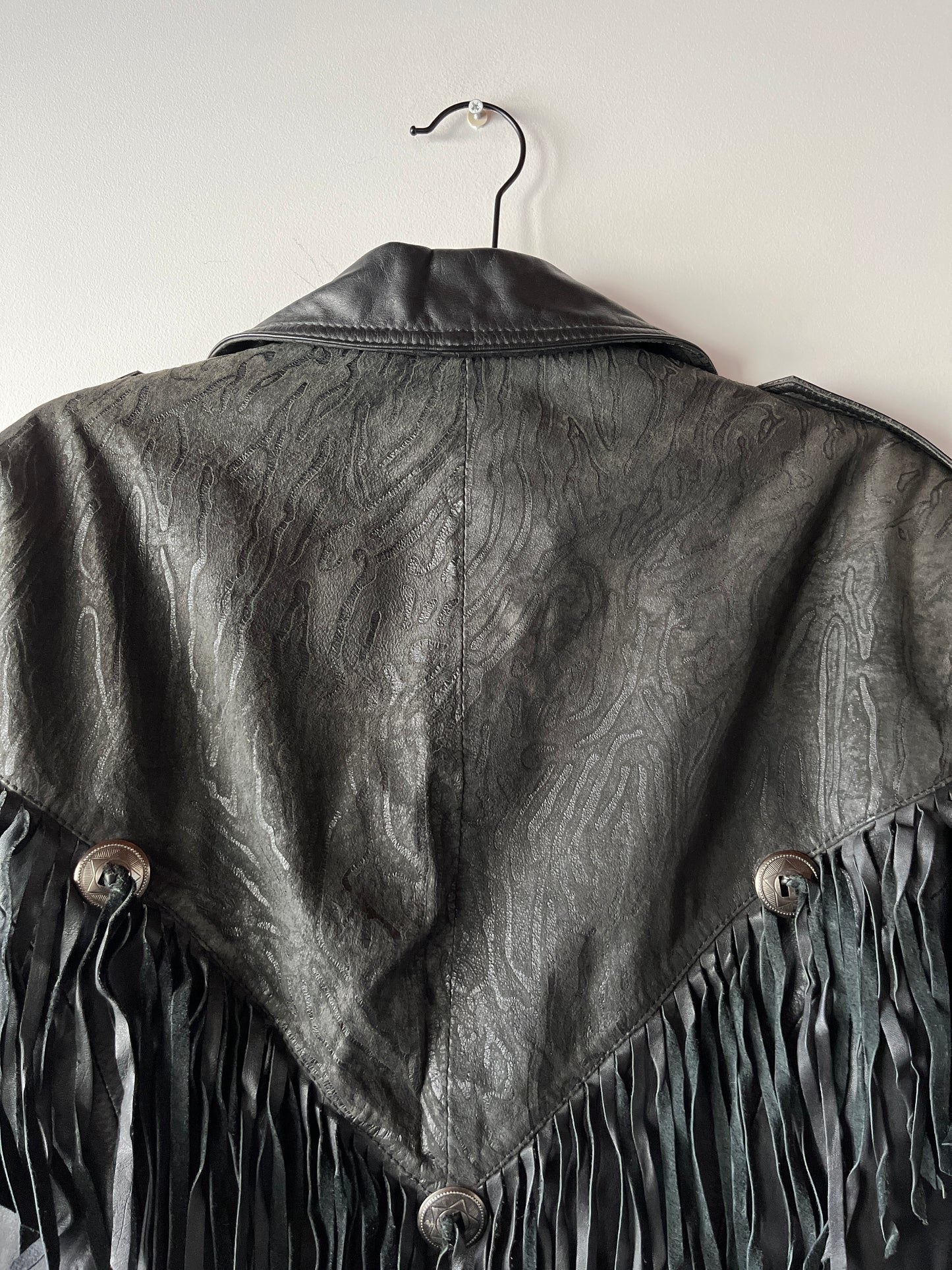 Veste en cuir noire à franges