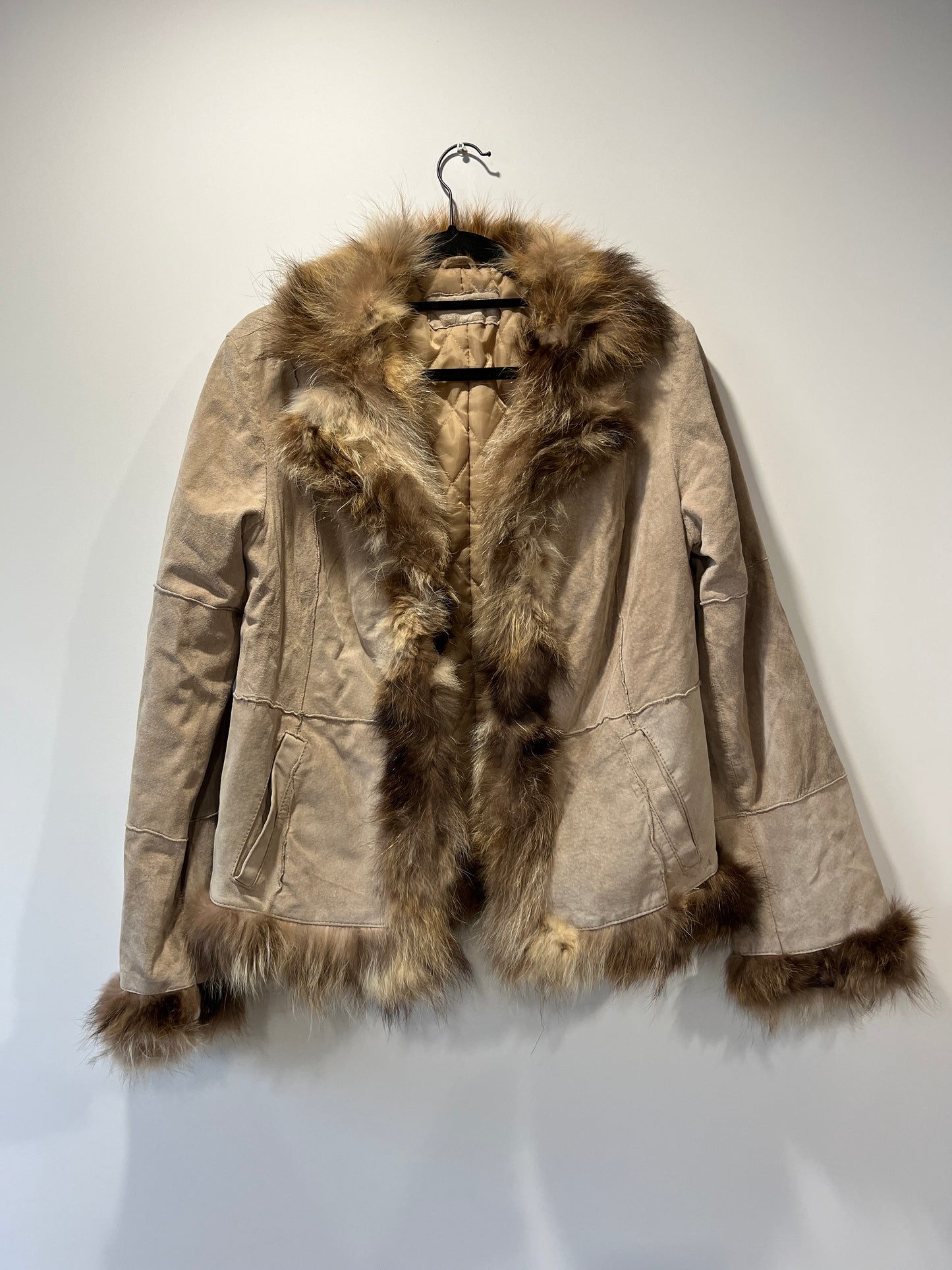 Veste en cuir beige avec bordures en fourrure