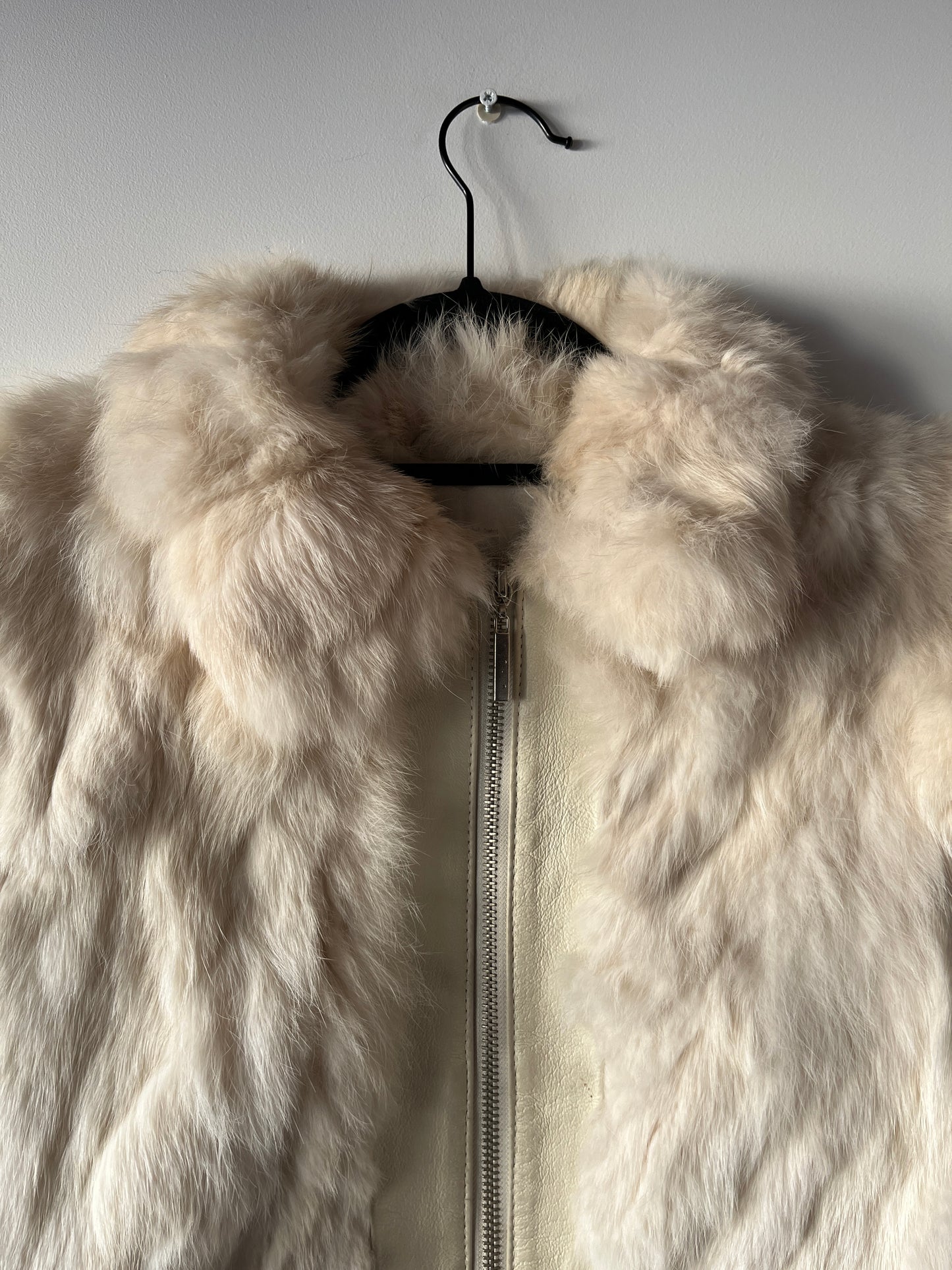 Veste courte en fourrure crème