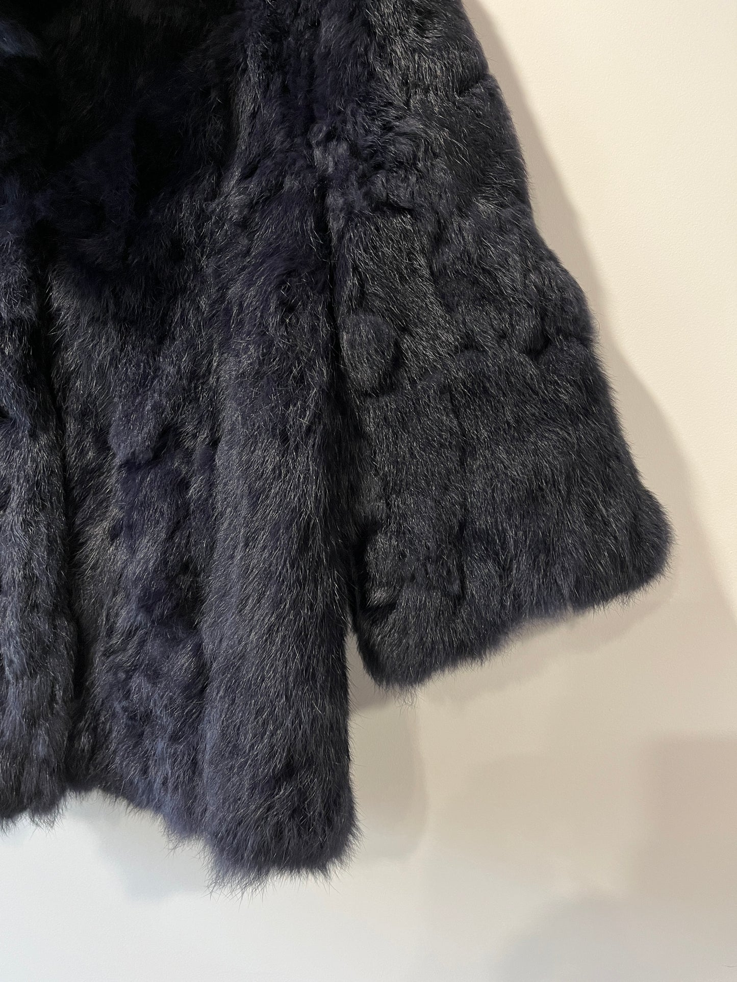 Veste en fourrure bleu nuit manches courtes