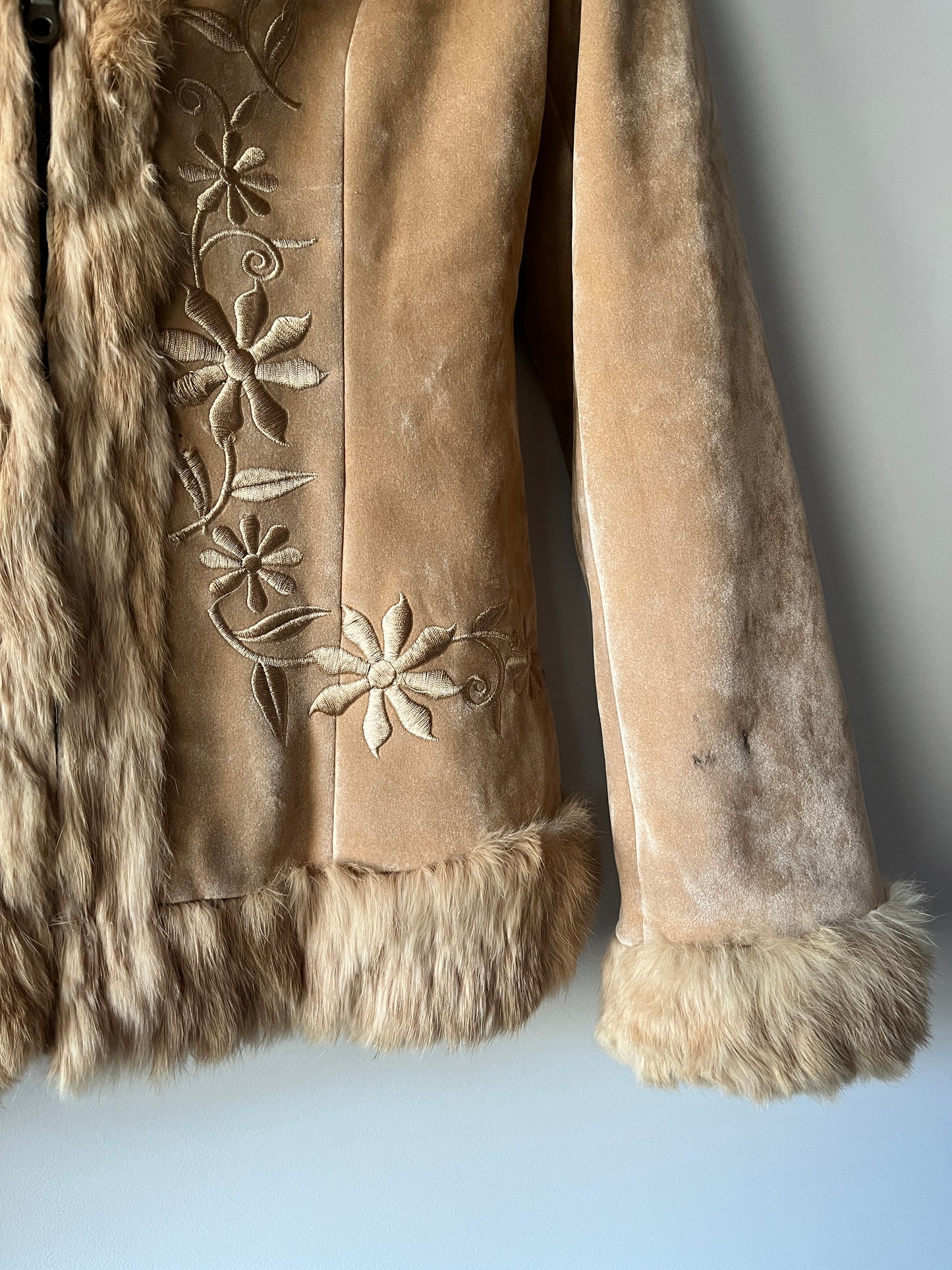 Veste en peau retournée beige et bordures en fourrure