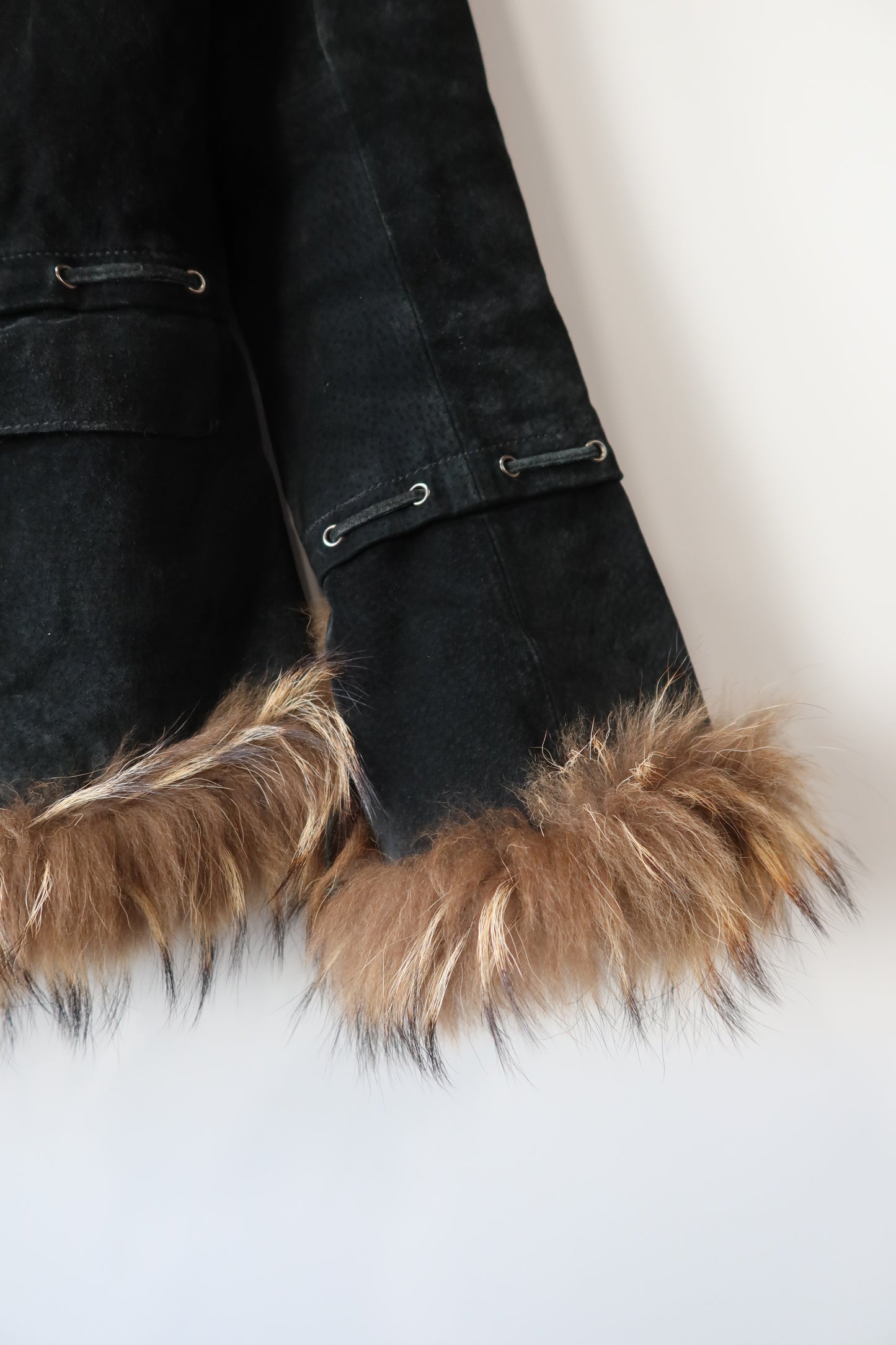 Veste en cuir noir avec bordures en fourrure