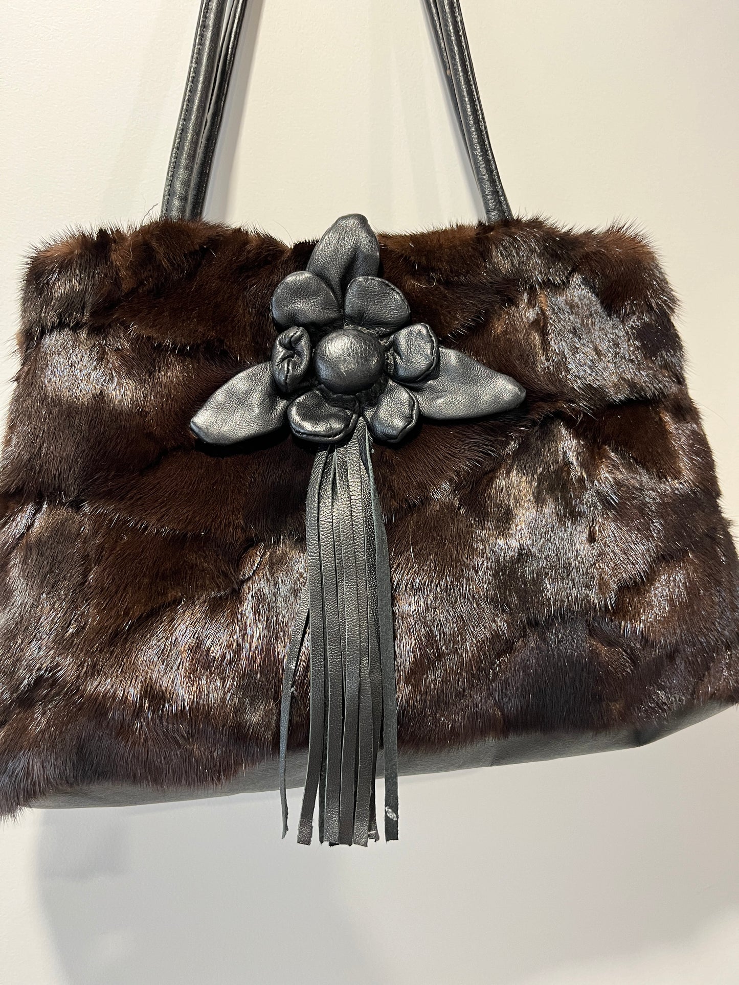Sac en fourrure marron et fleur en cuir