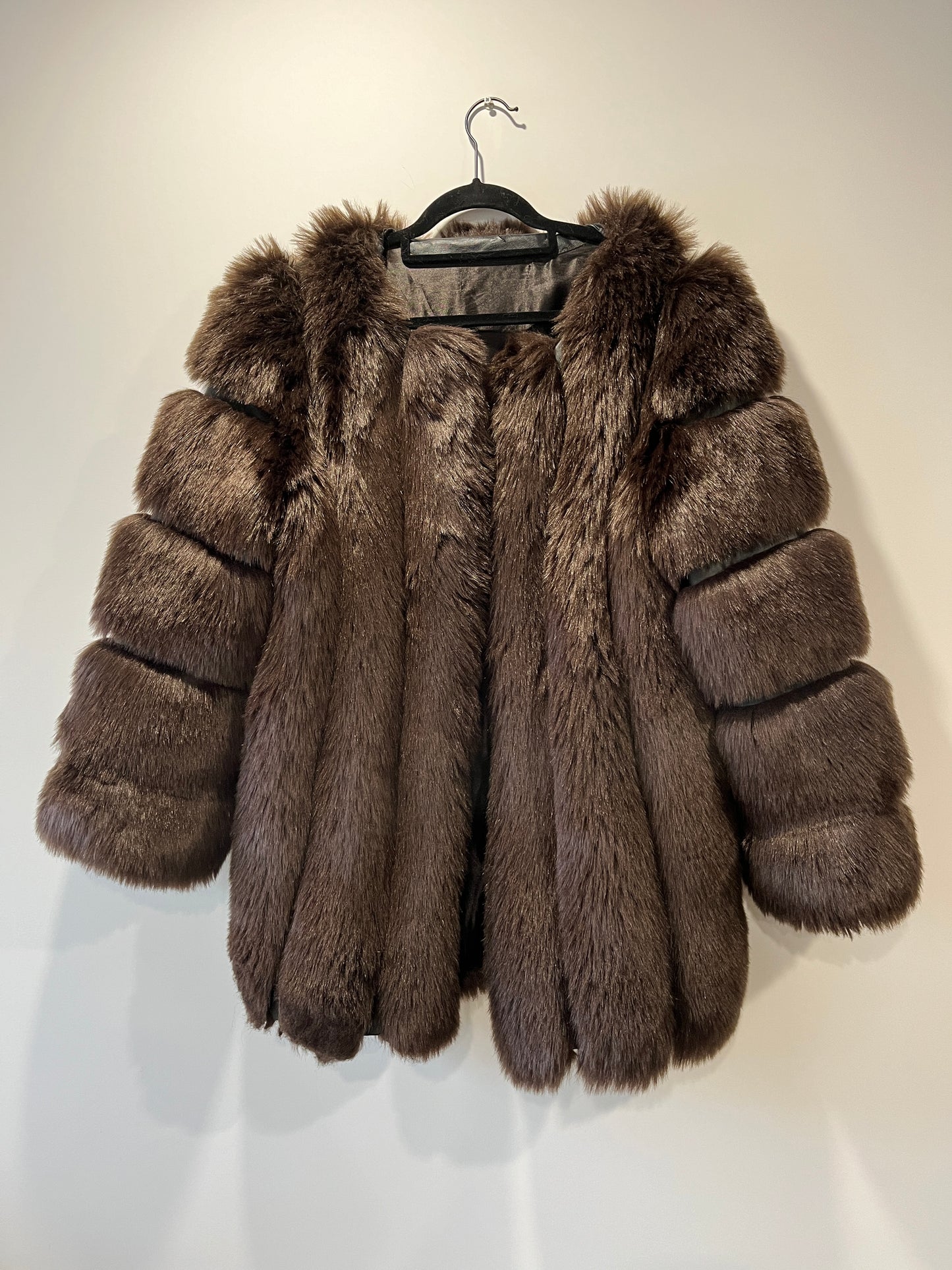 Manteau en fausse fourrure marron galonné