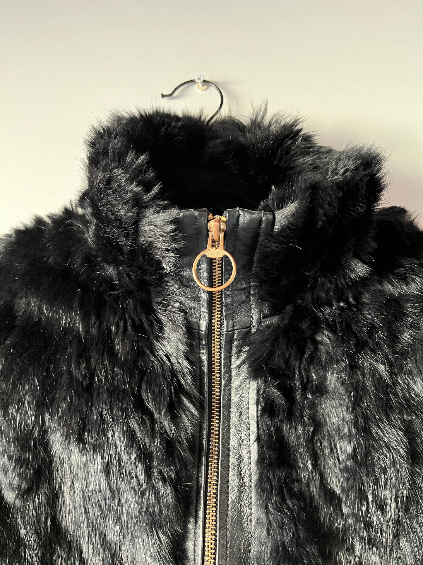 Veste courte noire en fourrure et cuir