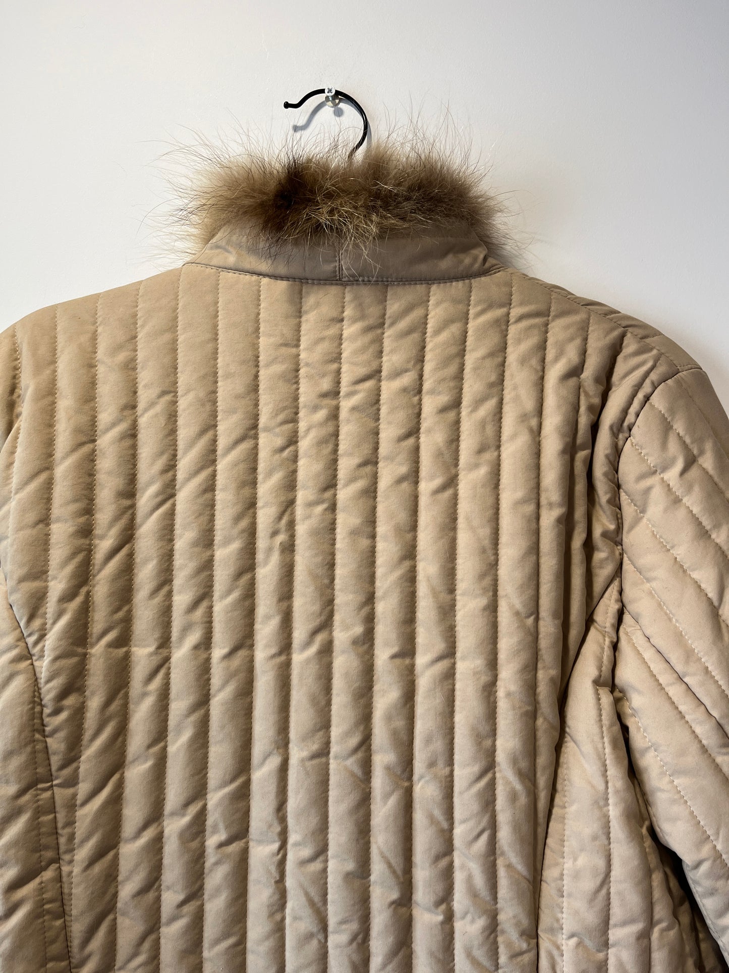 Veste matelassée beige avec bordures en fourrure