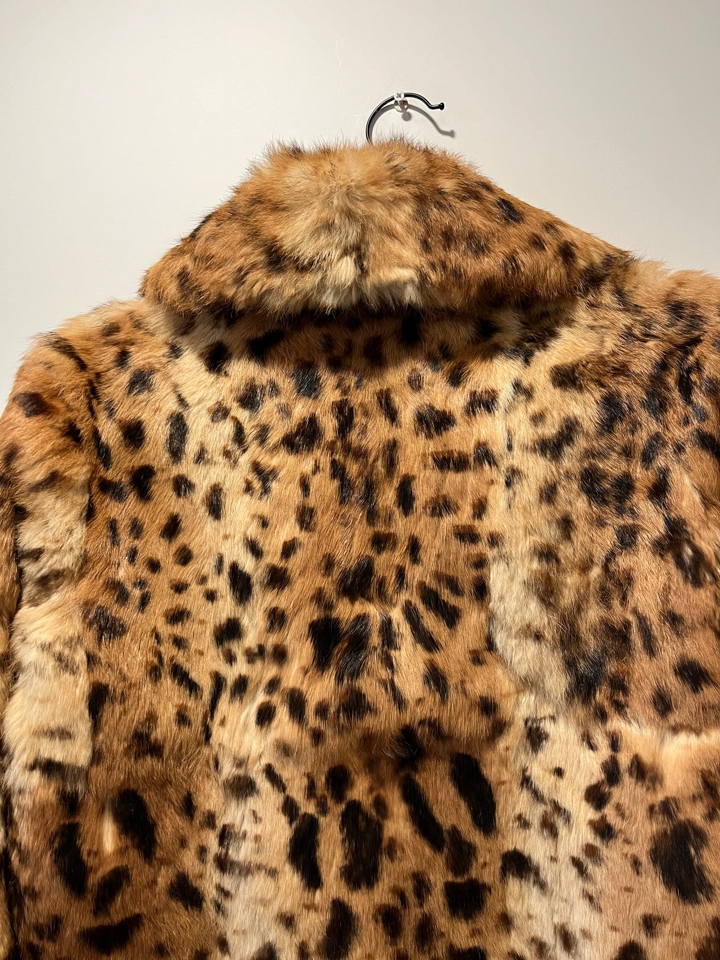 Veste en fourrure imprimée léopard
