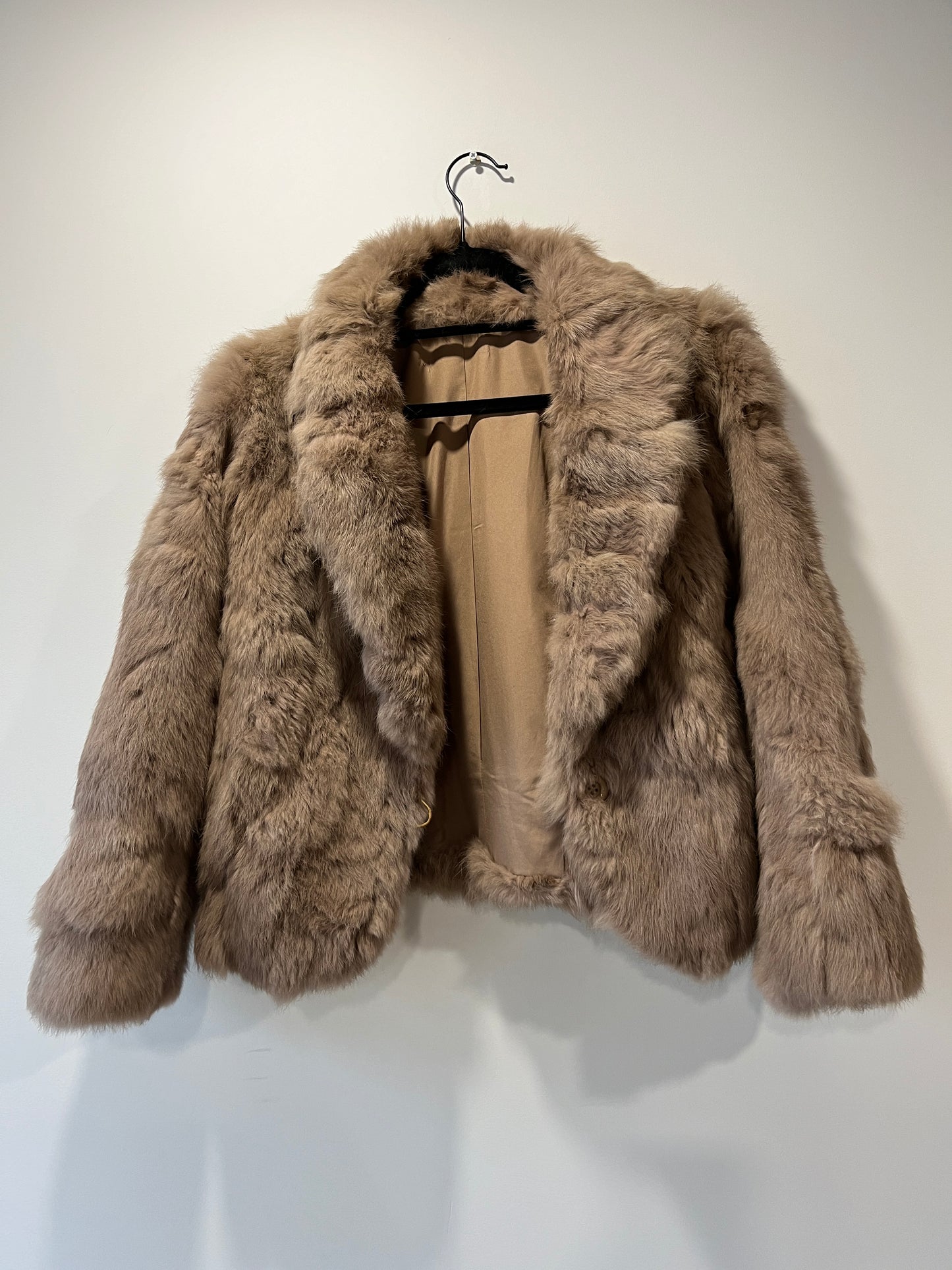 Veste courte en fourrure taupe