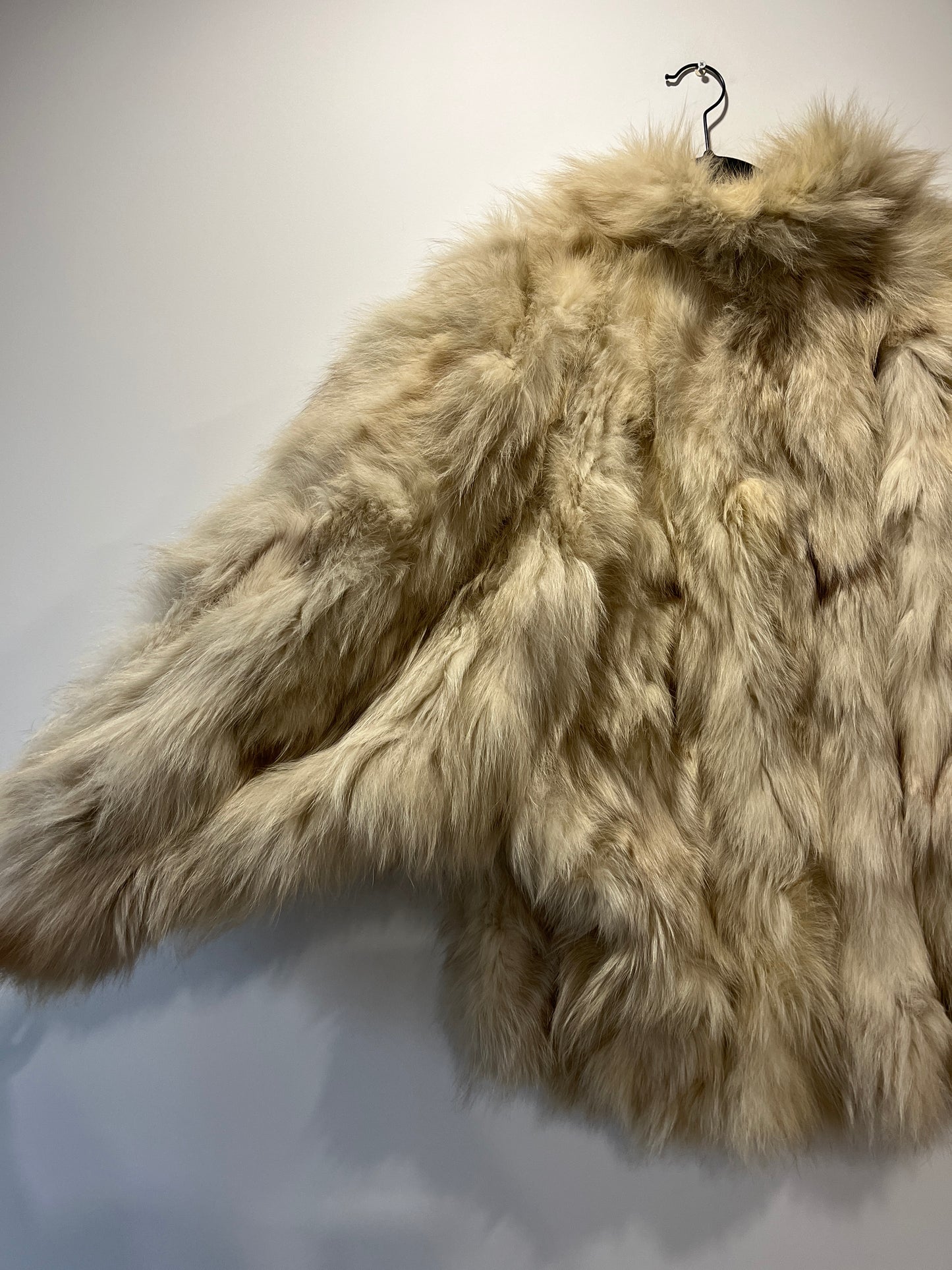 Manteau en fourrure blanc manches chauve-souris