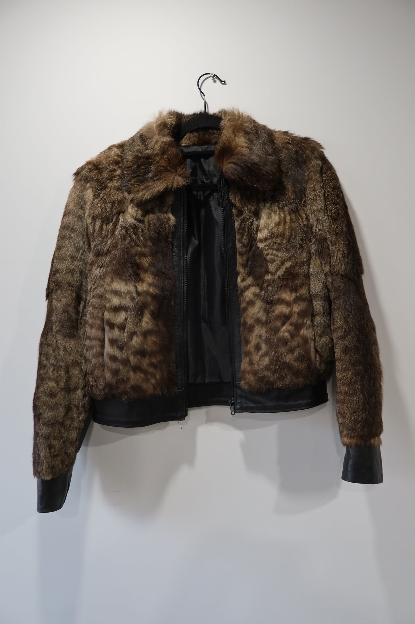 Veste courte en fourrure imprimée animal et cuir