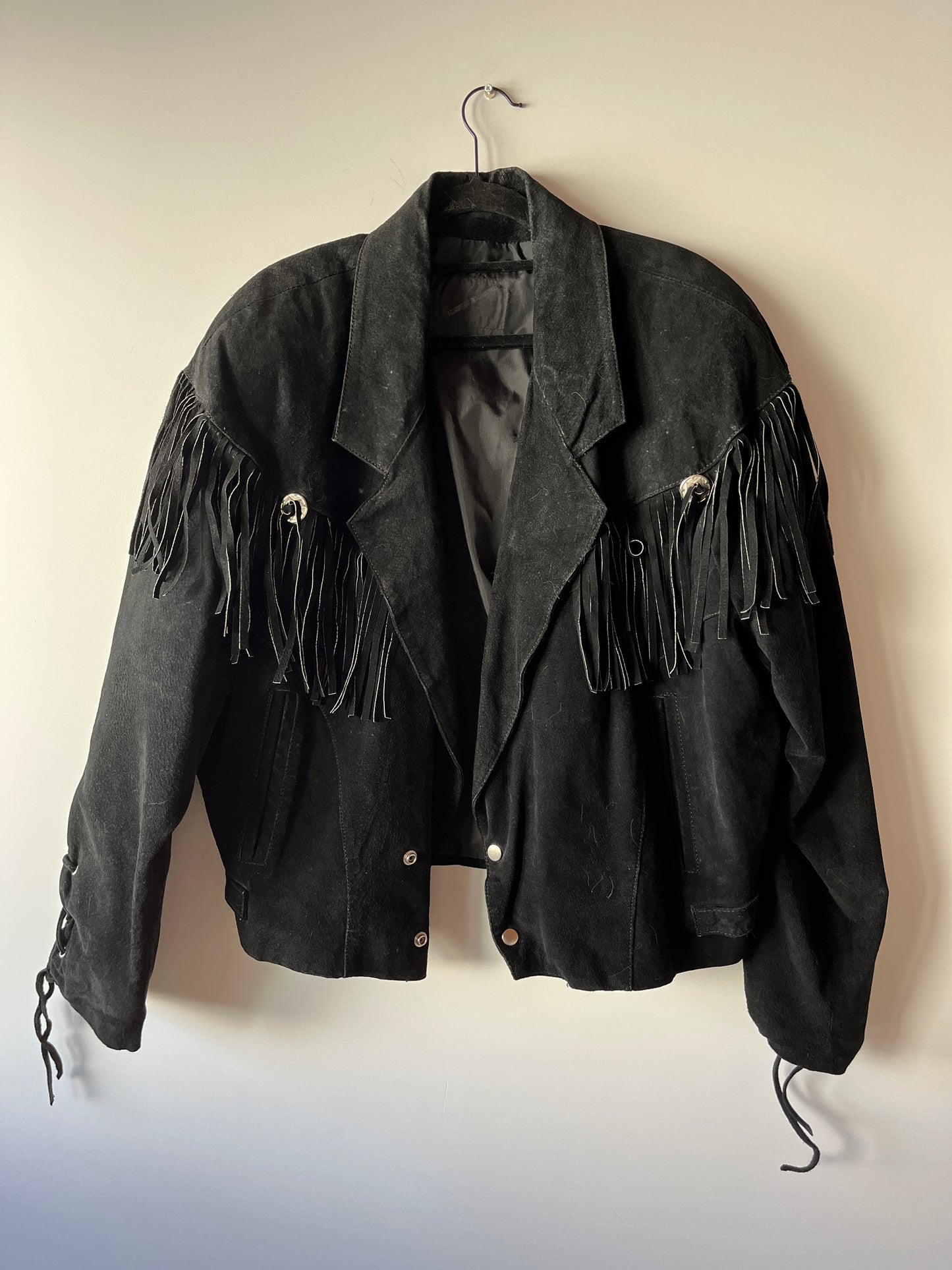 Veste en cuir noire à franges