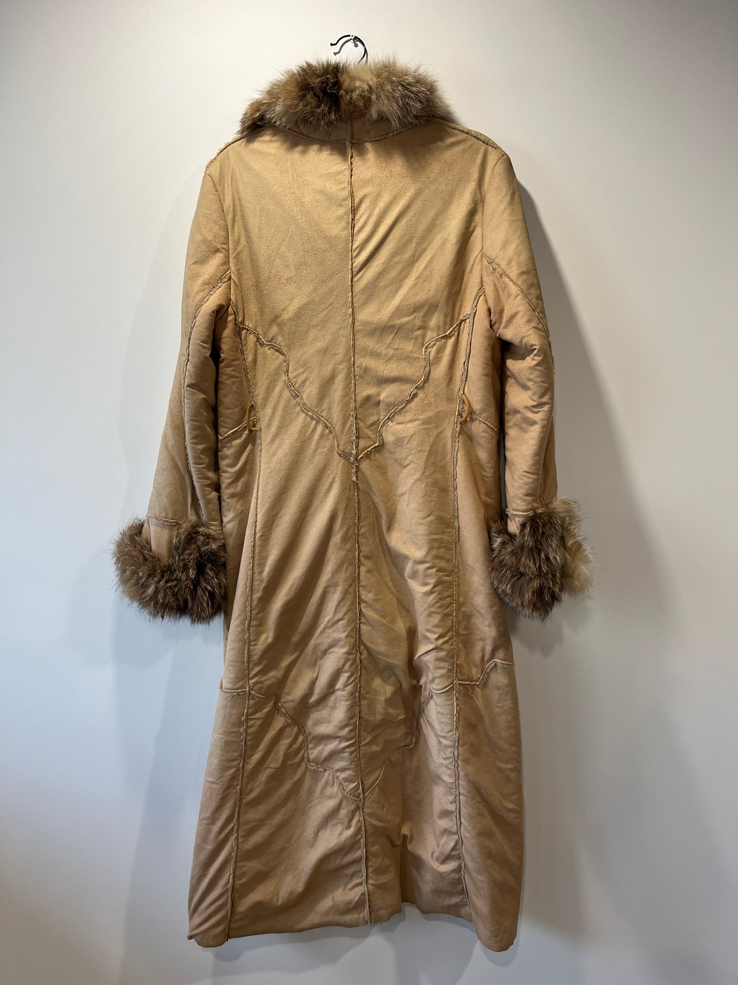 Manteau long beige avec bordures en fourrure