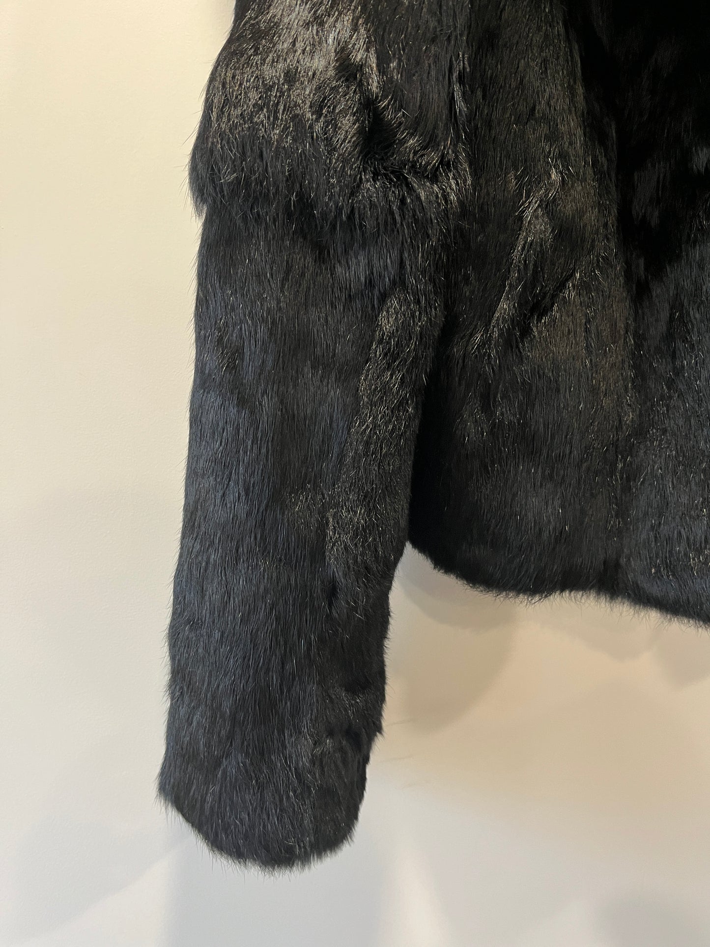 Veste à capuche courte en fourrure noire