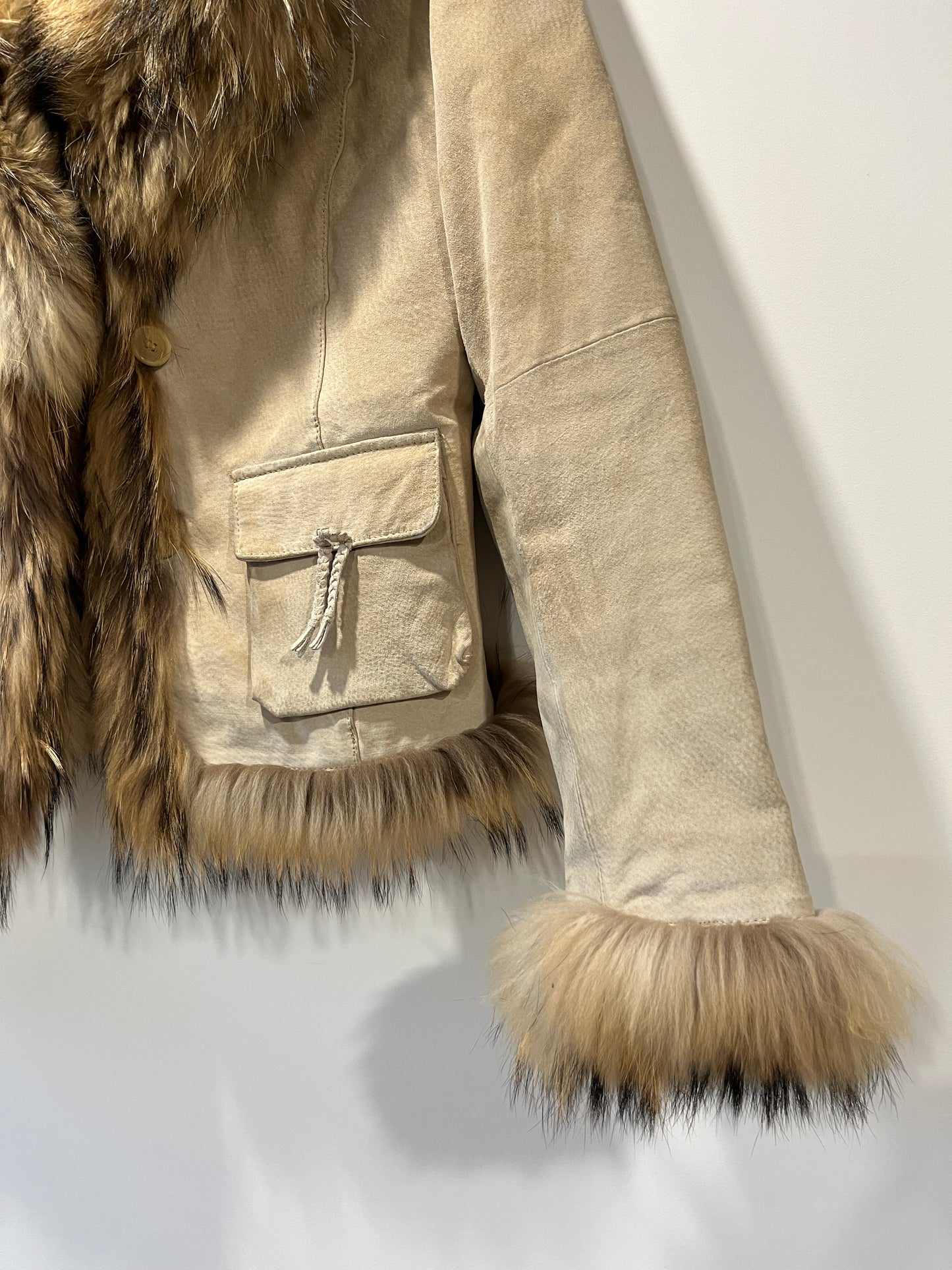 Veste en cuir beige avec bordures en fourrure