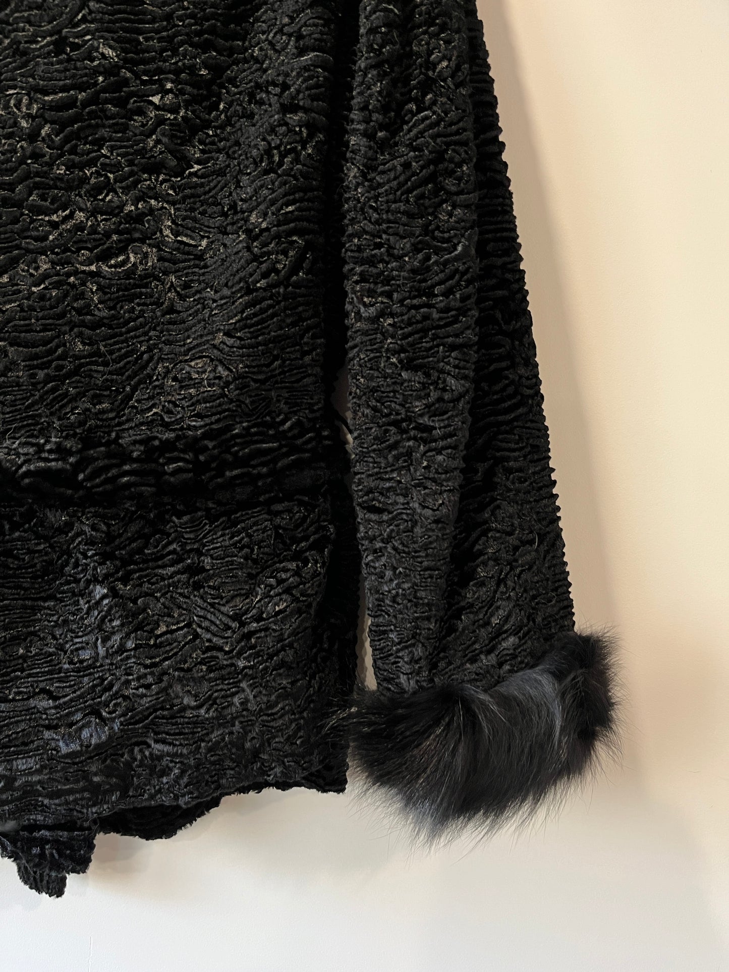 Veste noire avec bordures en fourrure
