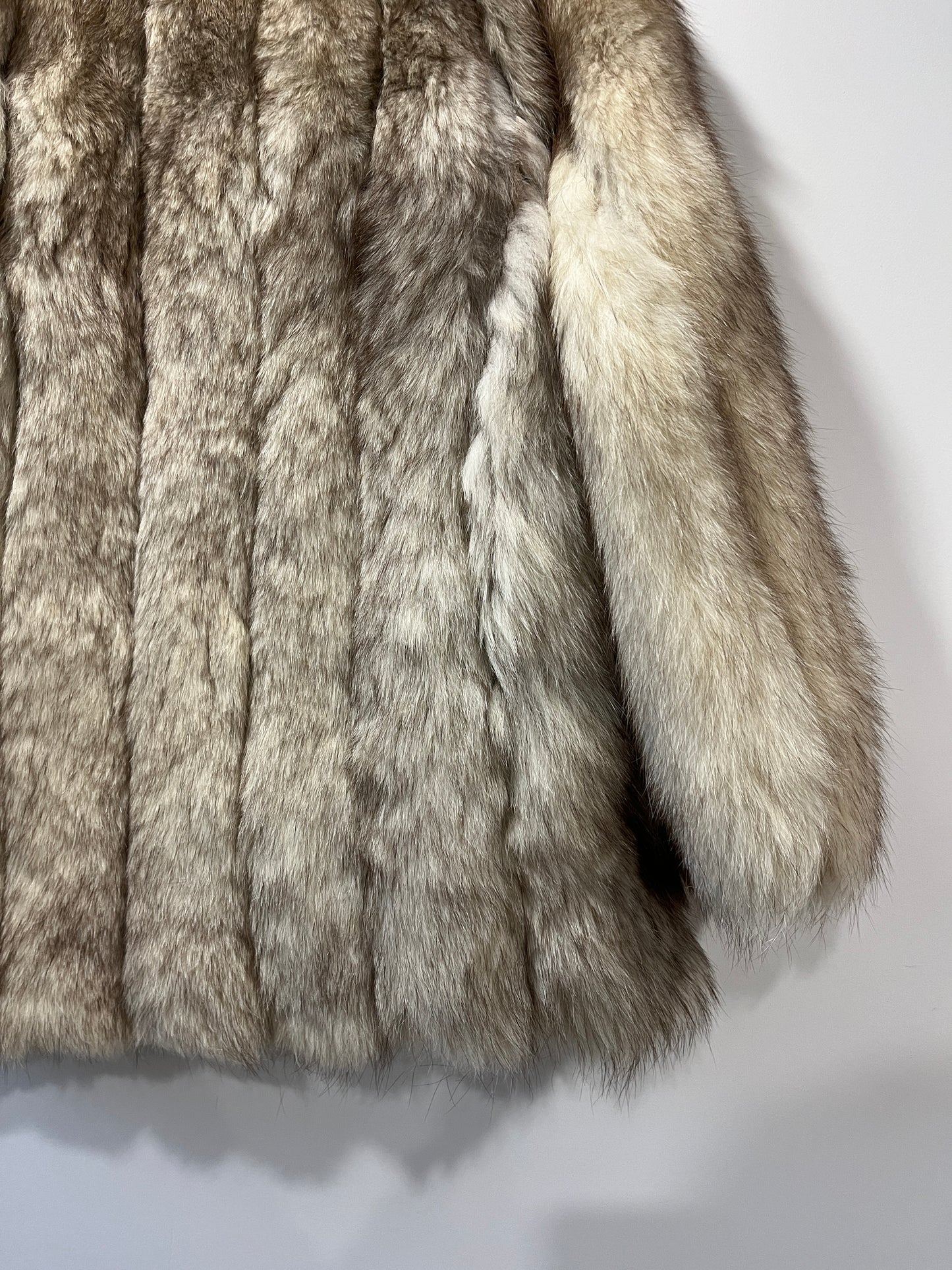 Manteau en fourrure galonné blanc