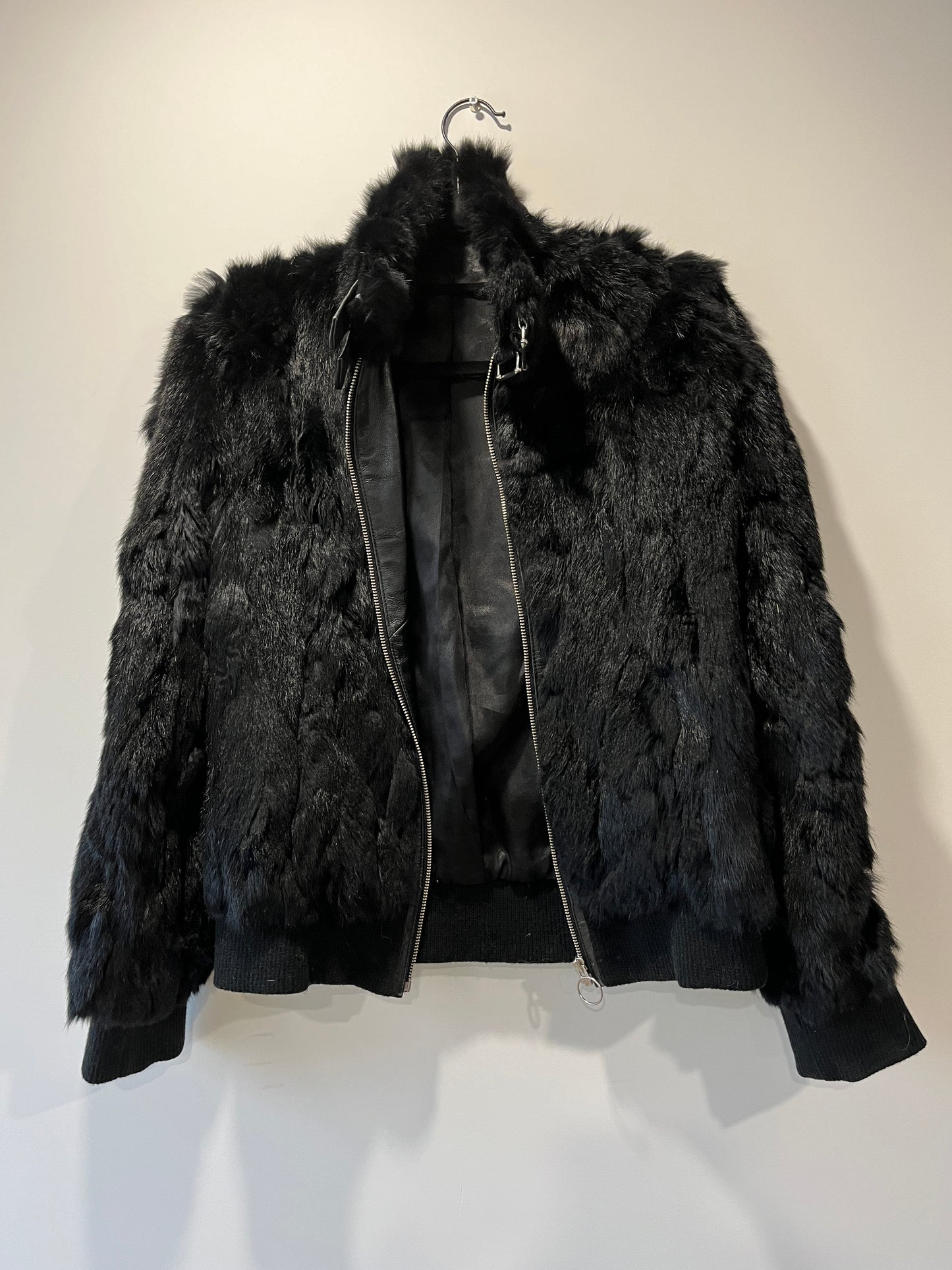 Veste courte en fourrure noire