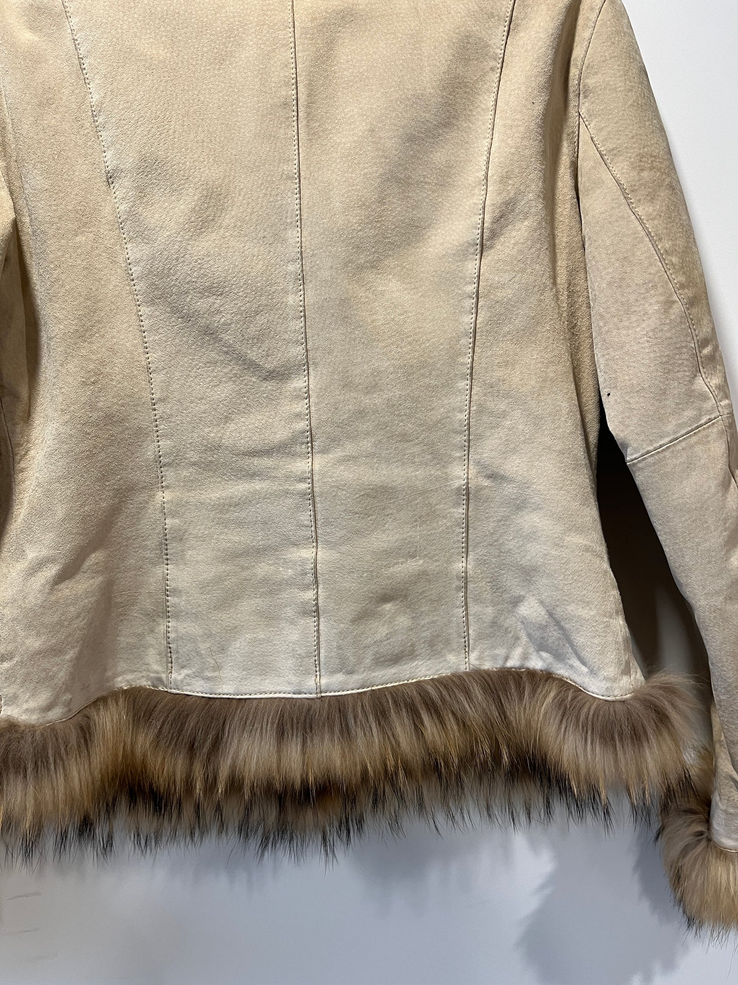 Veste en cuir beige avec bordures en fourrure