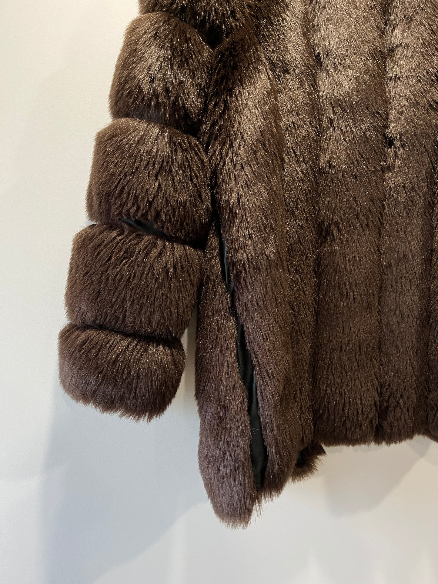 Manteau en fausse fourrure marron galonné