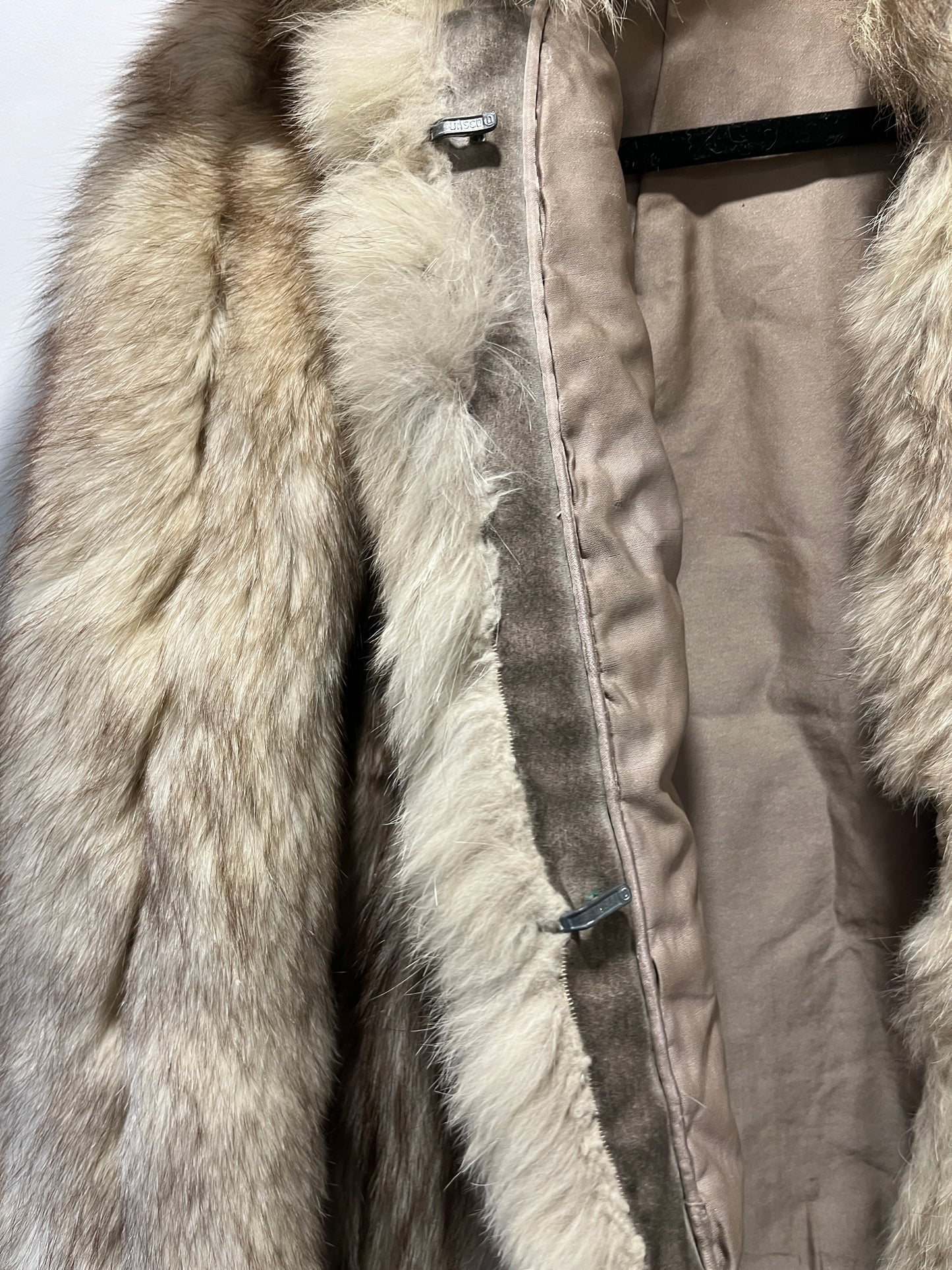 Manteau en fourrure galonné blanc