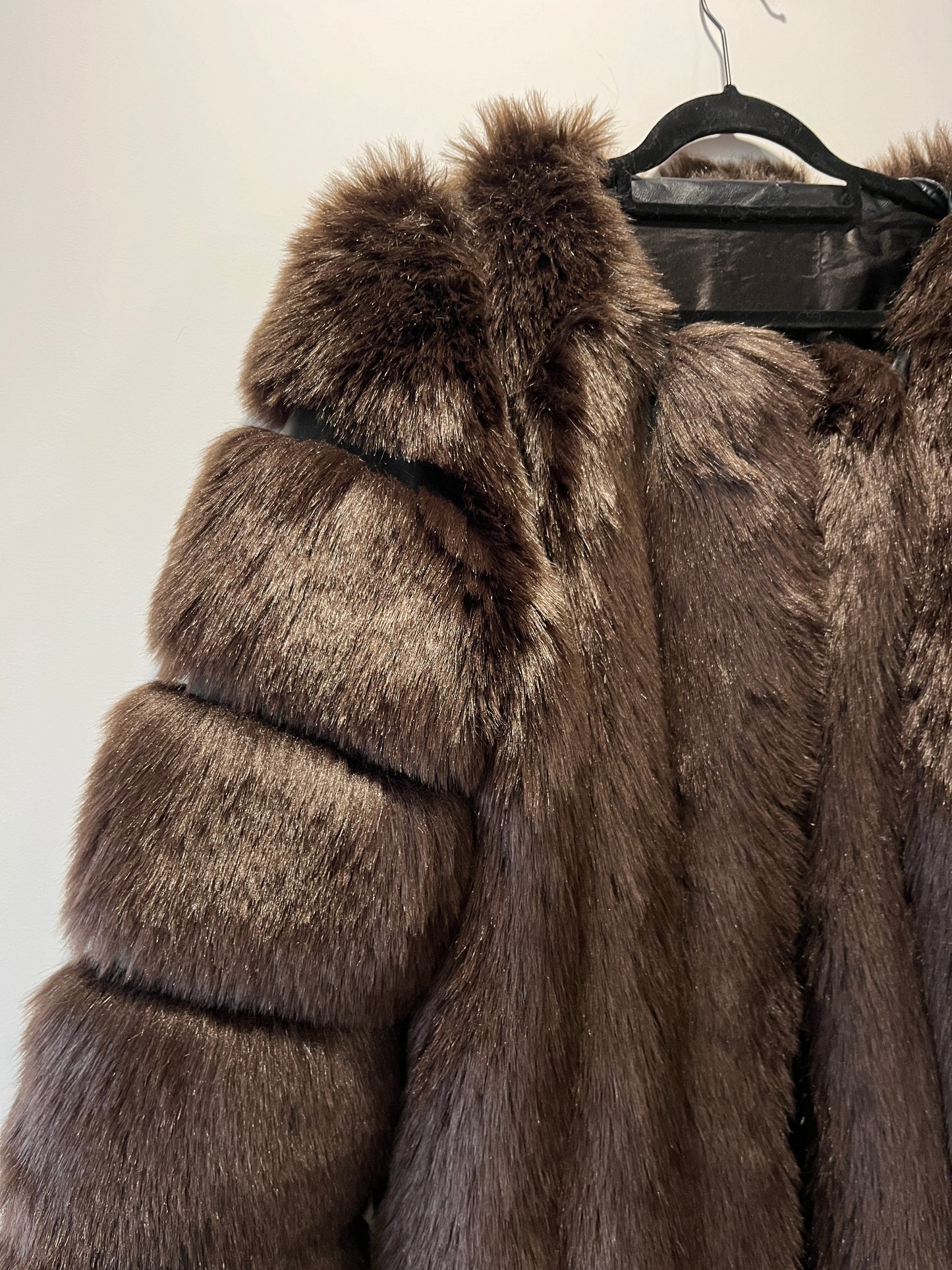 Manteau en fausse fourrure marron galonné