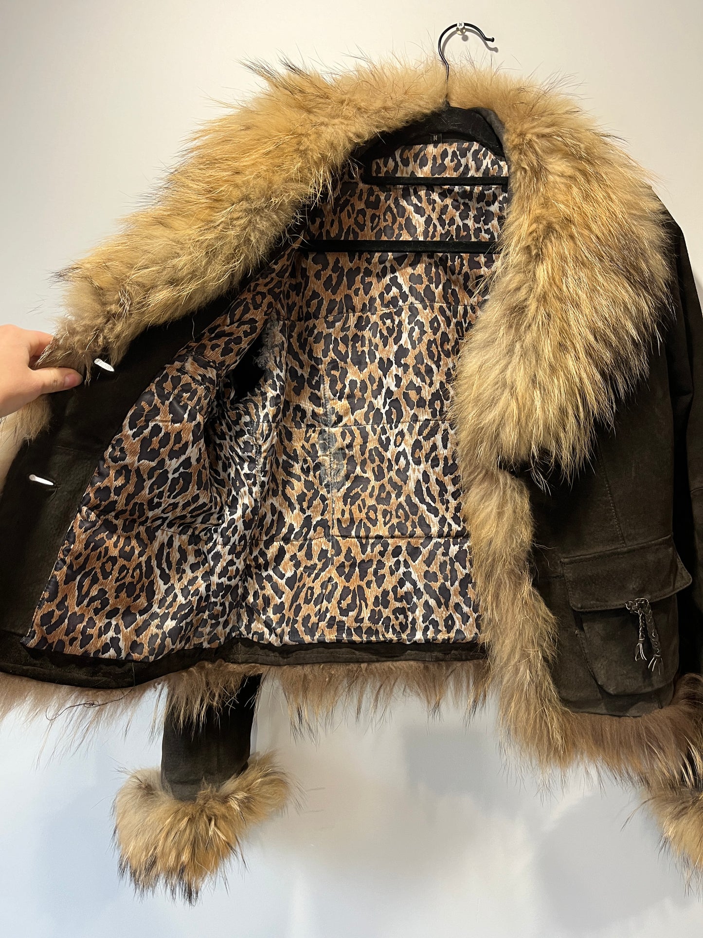 Veste en cuir marron avec bordures en fourrure beige